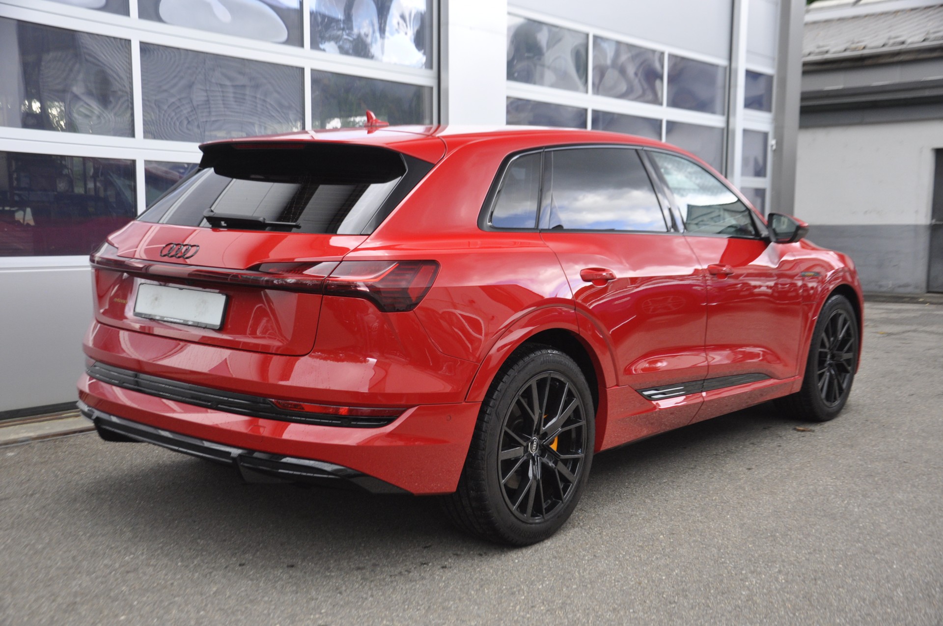 AUDI e-tron 55 S Line quattro I Anhängerkupplung-image-3