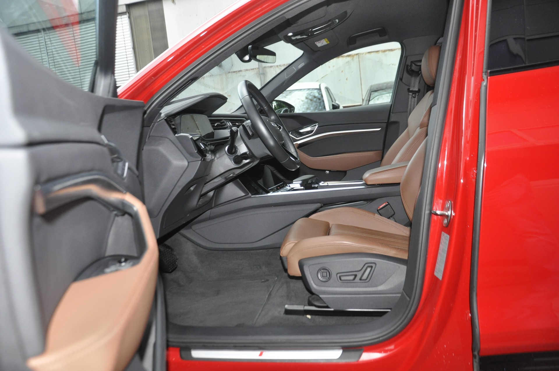 AUDI e-tron 55 S Line quattro I Anhängerkupplung-image-4