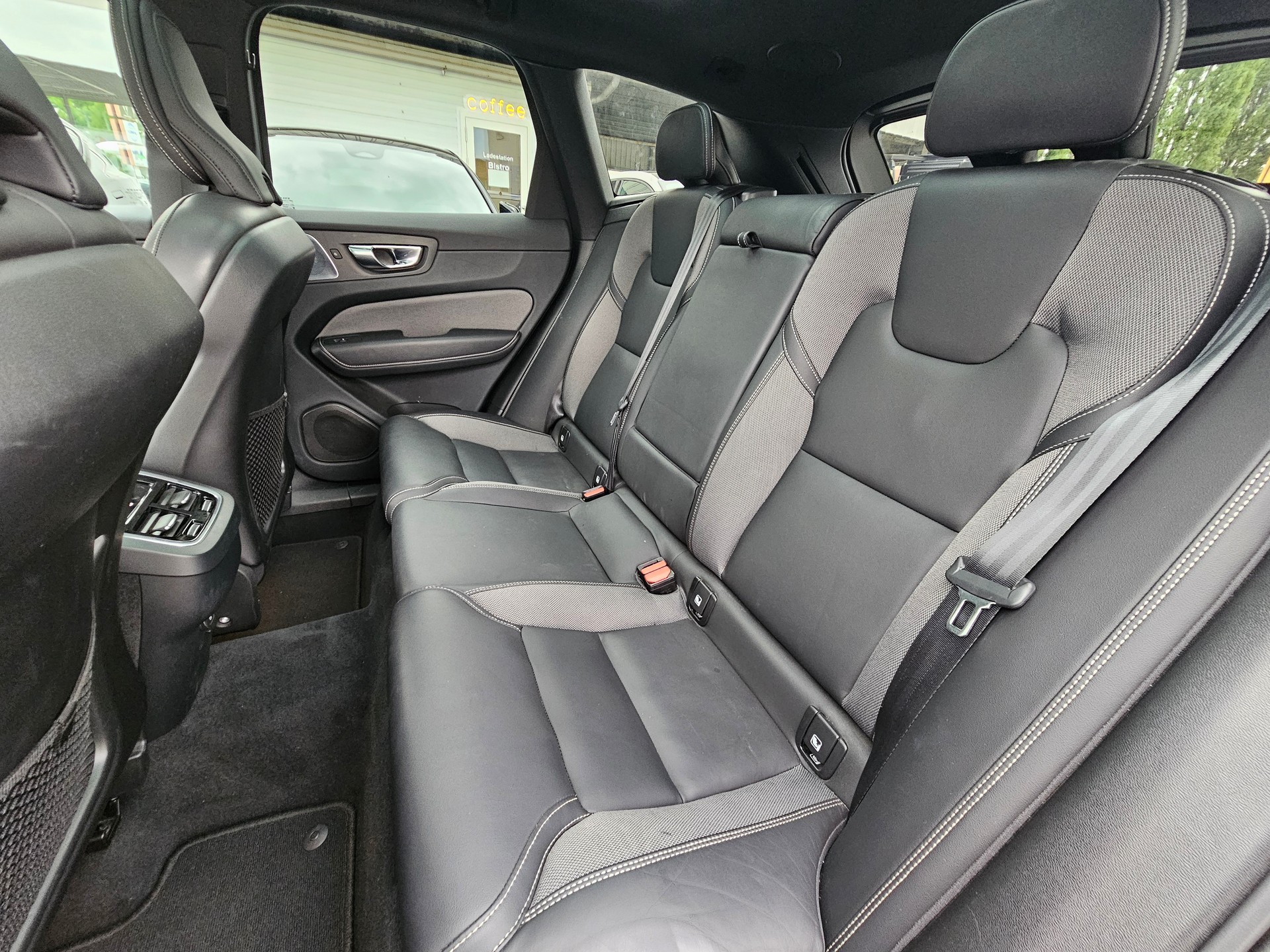 VOLVO XC60 2.0 B5 MH Ultimate Dark AWD-image-14
