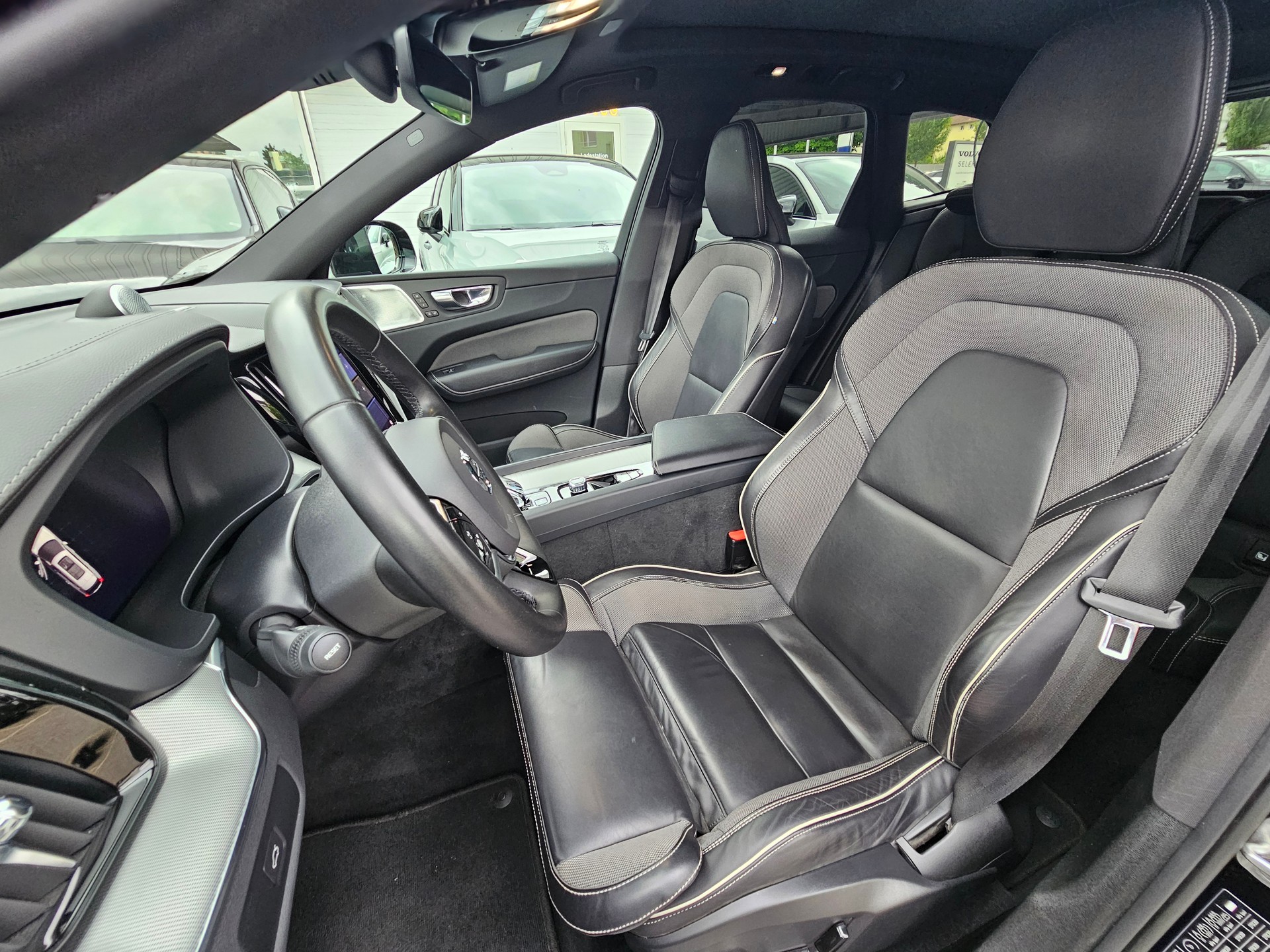 VOLVO XC60 2.0 B5 MH Ultimate Dark AWD-image-7
