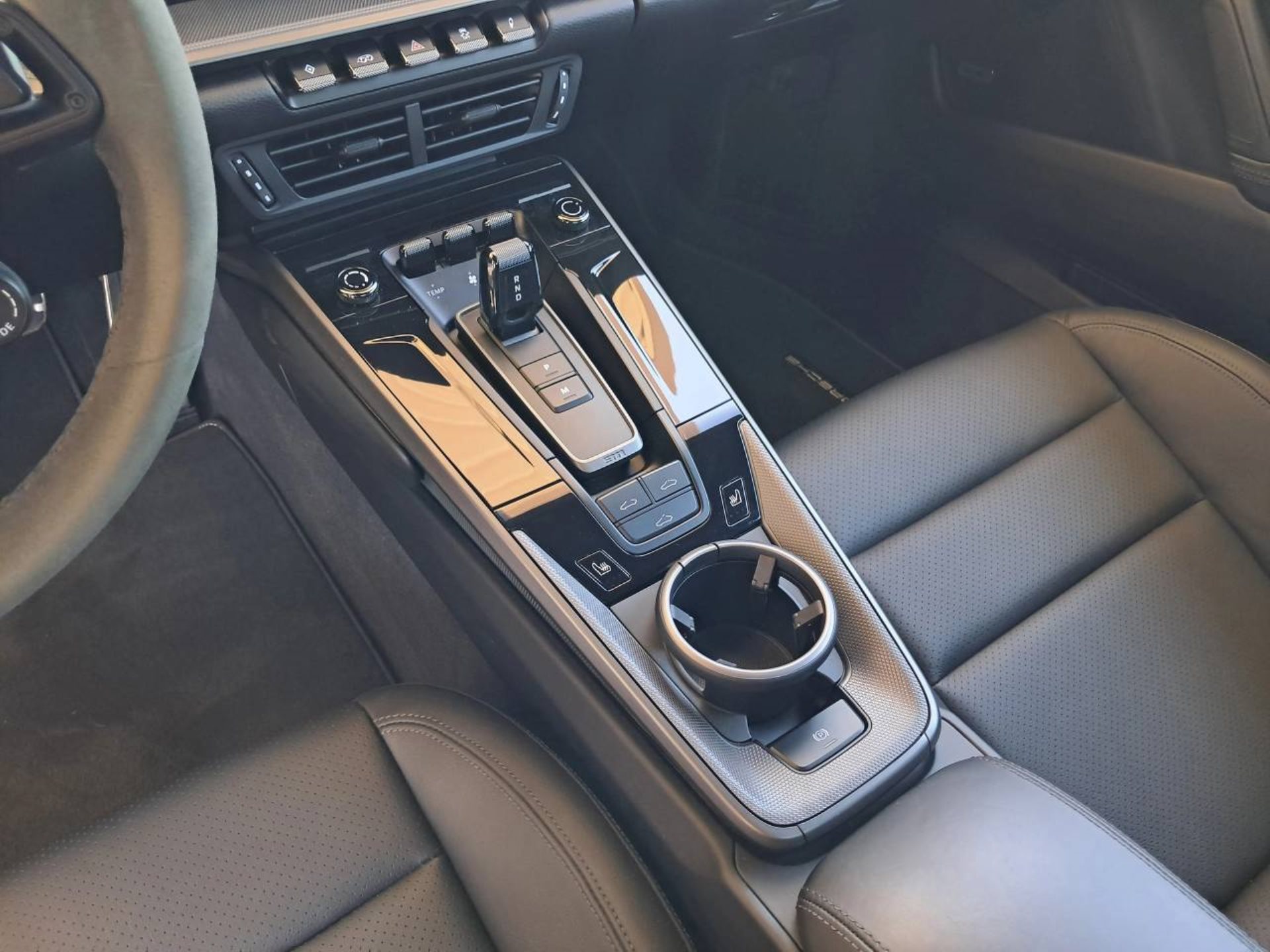 PORSCHE 911 Carrera-image-18