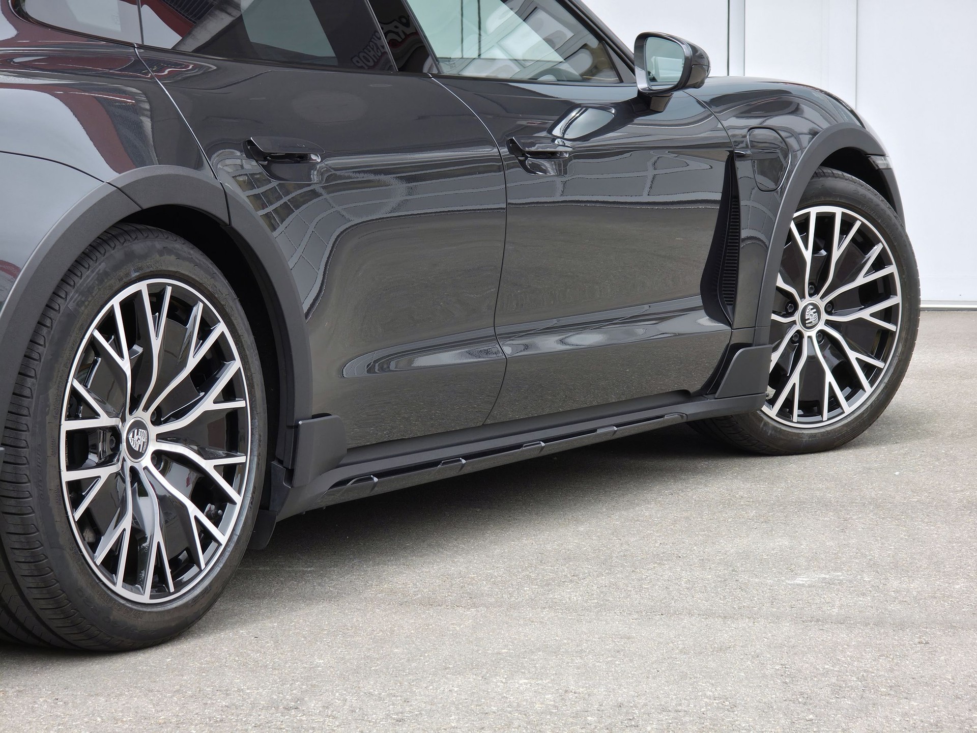 PORSCHE Taycan 4 Cross Turismo-image-10