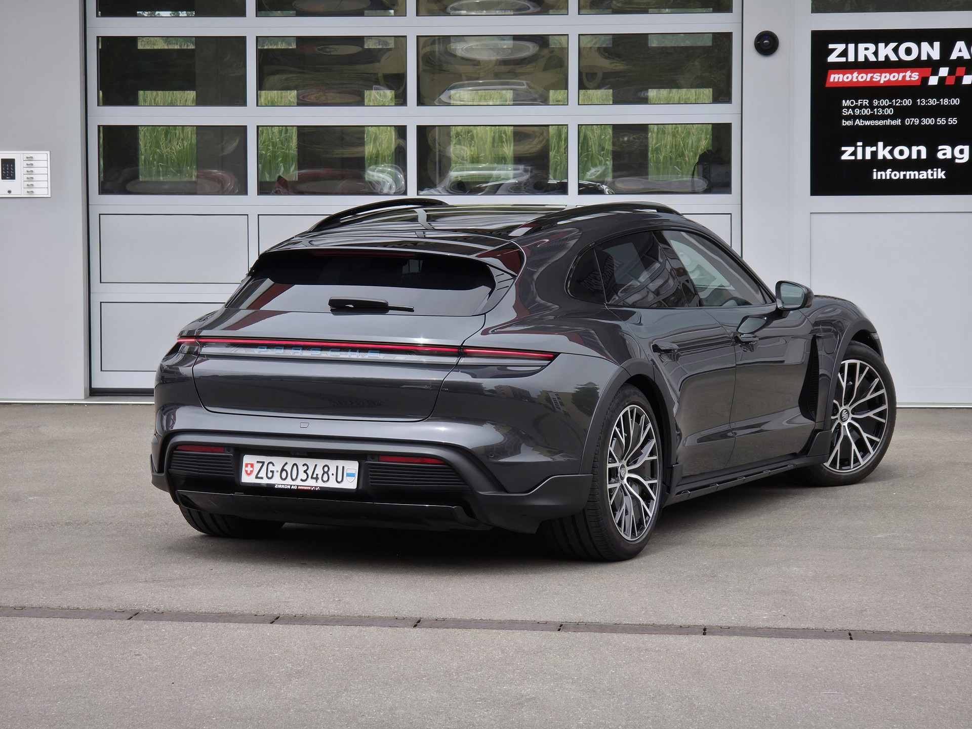PORSCHE Taycan 4 Cross Turismo-image-6
