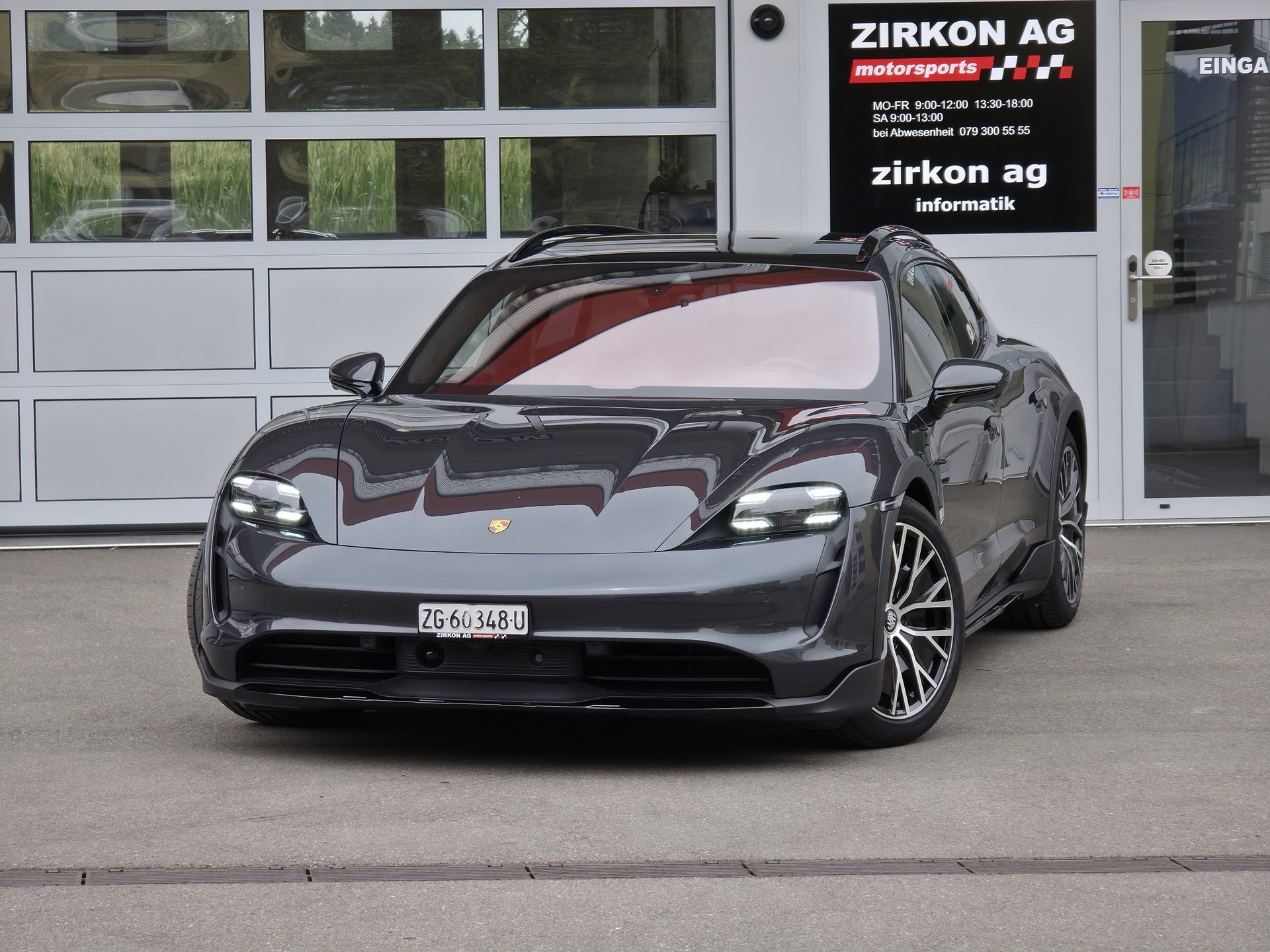 PORSCHE Taycan 4 Cross Turismo-showroom-element-1