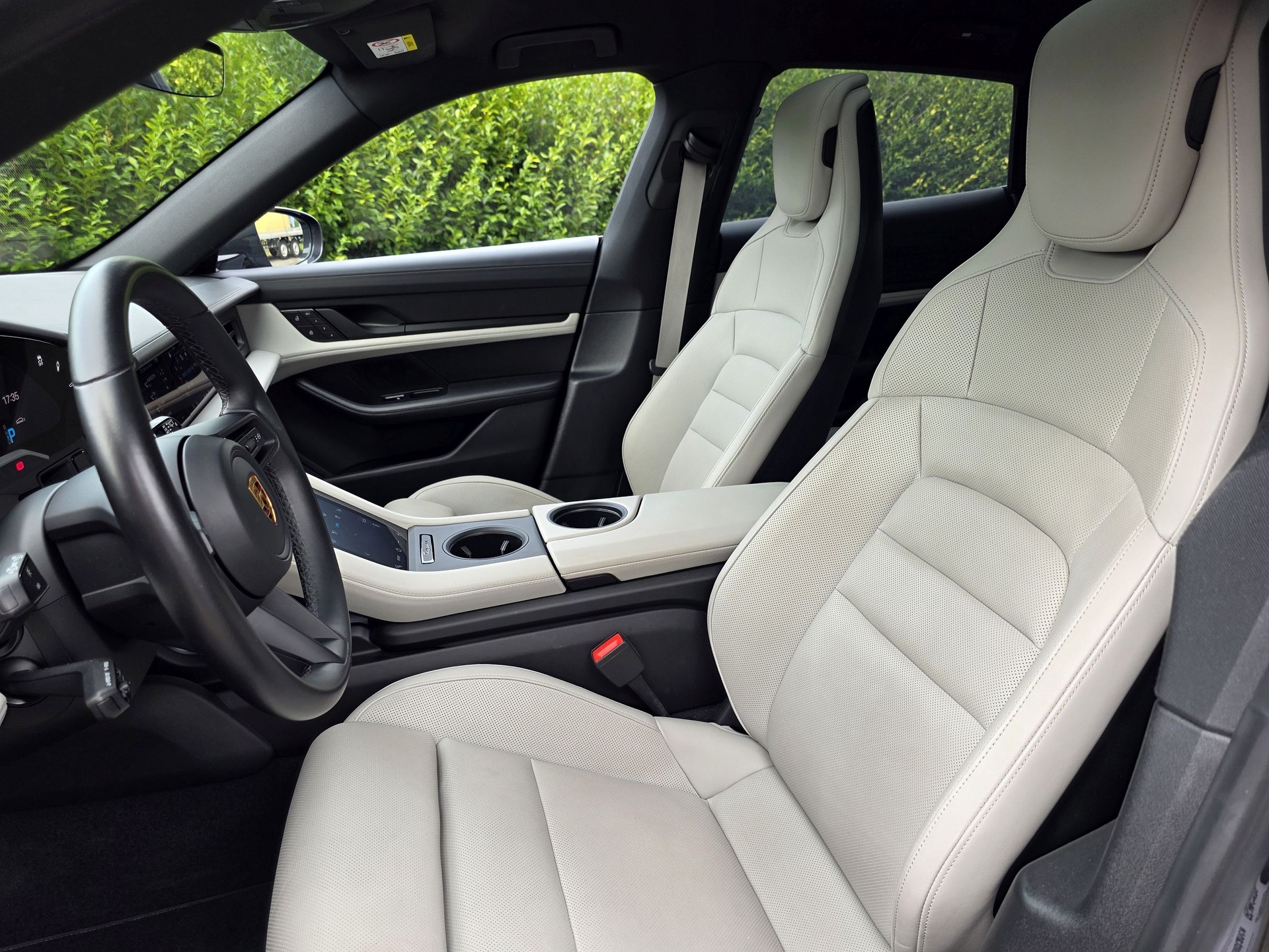 PORSCHE Taycan 4 Cross Turismo-image-12