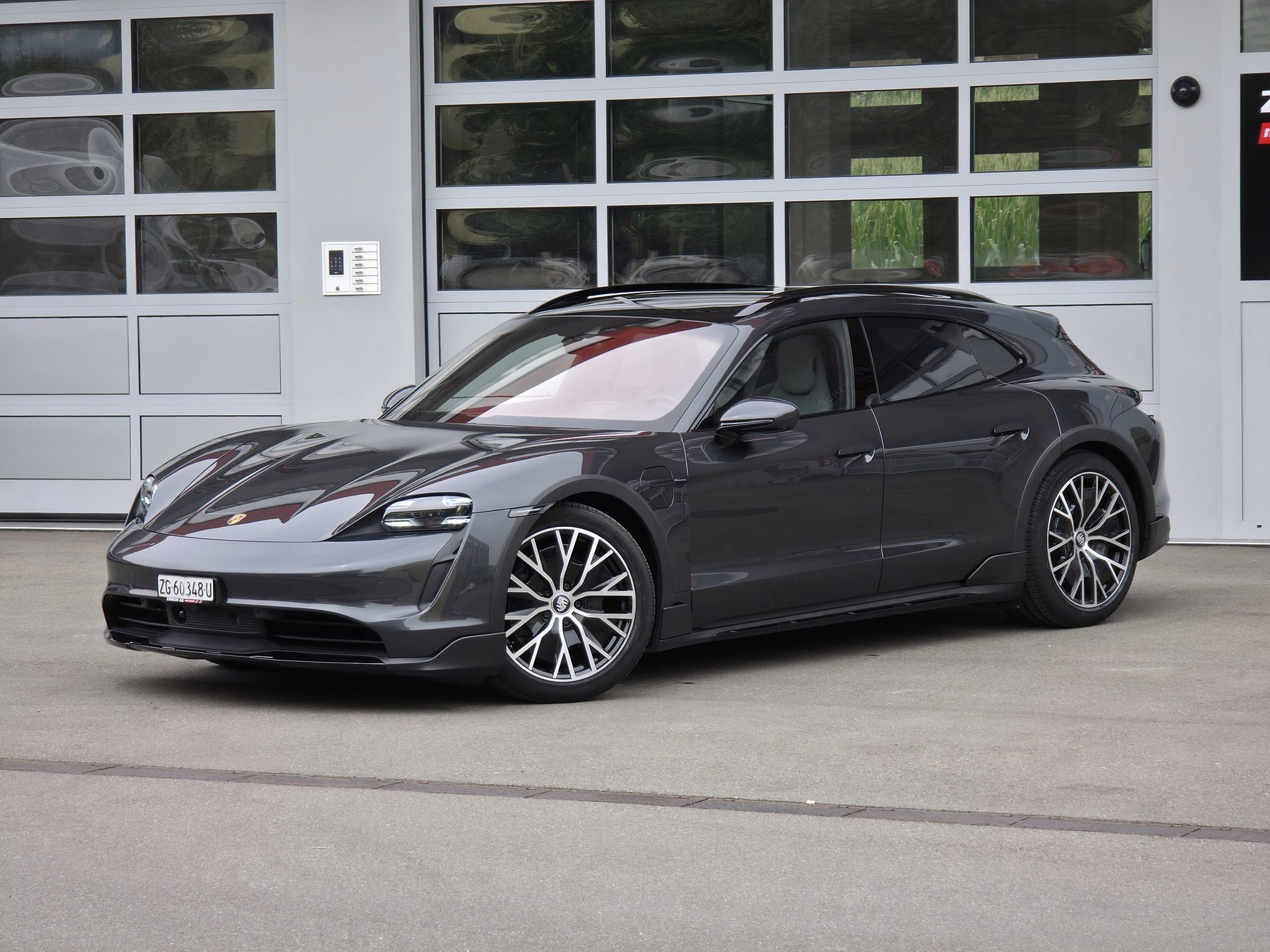 PORSCHE Taycan 4 Cross Turismo-showroom-element-3