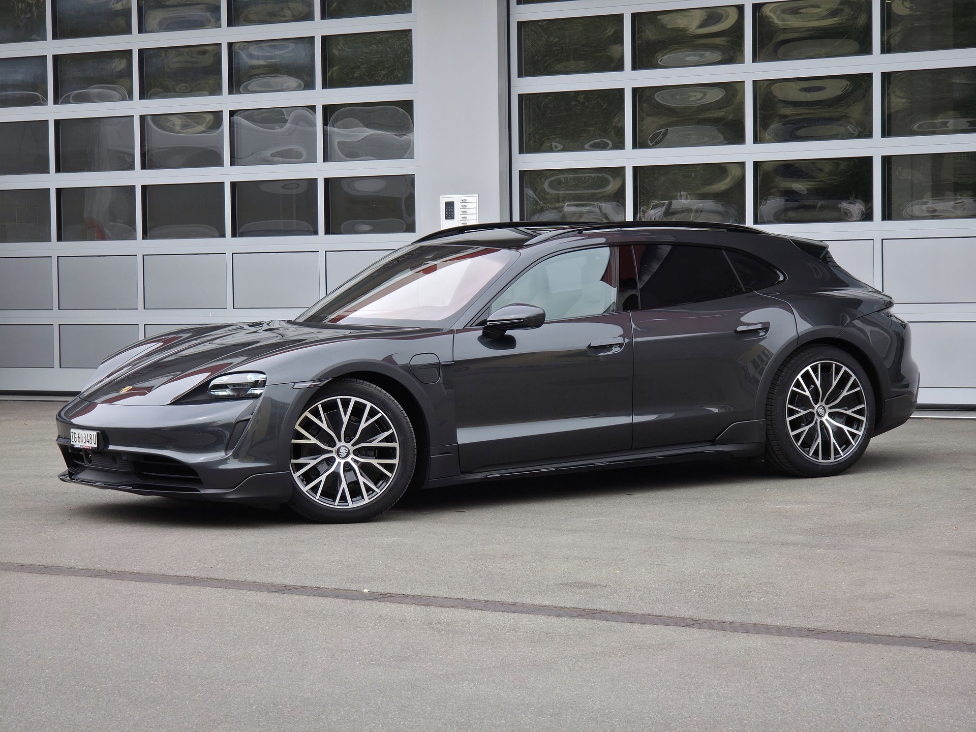 PORSCHE Taycan 4 Cross Turismo-image-4