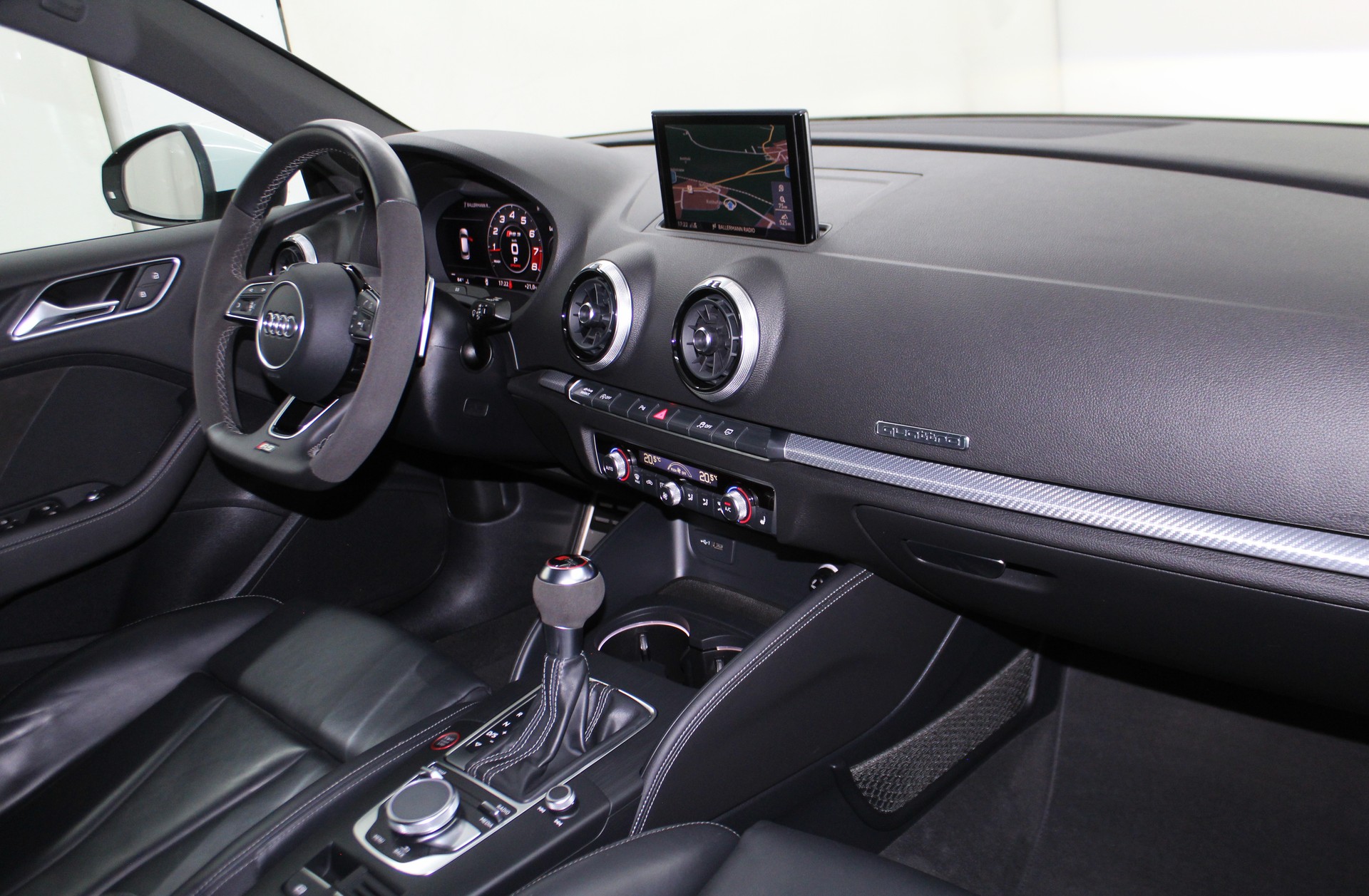 AUDI RS3 Sportback 2.5 TSI quattro S-tronic Optikpaket schwarz / ohne OPF / CH-Fahrzeug-image-11