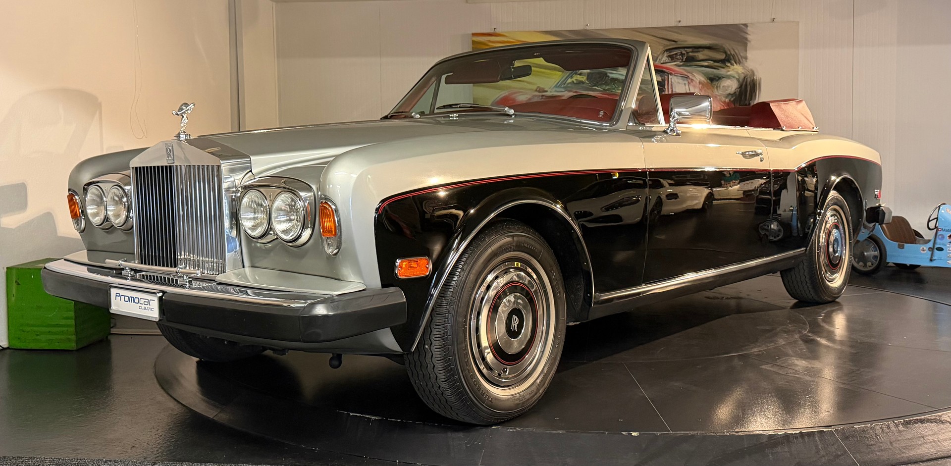 ROLLS-ROYCE CORNICHE-showroom-element-1