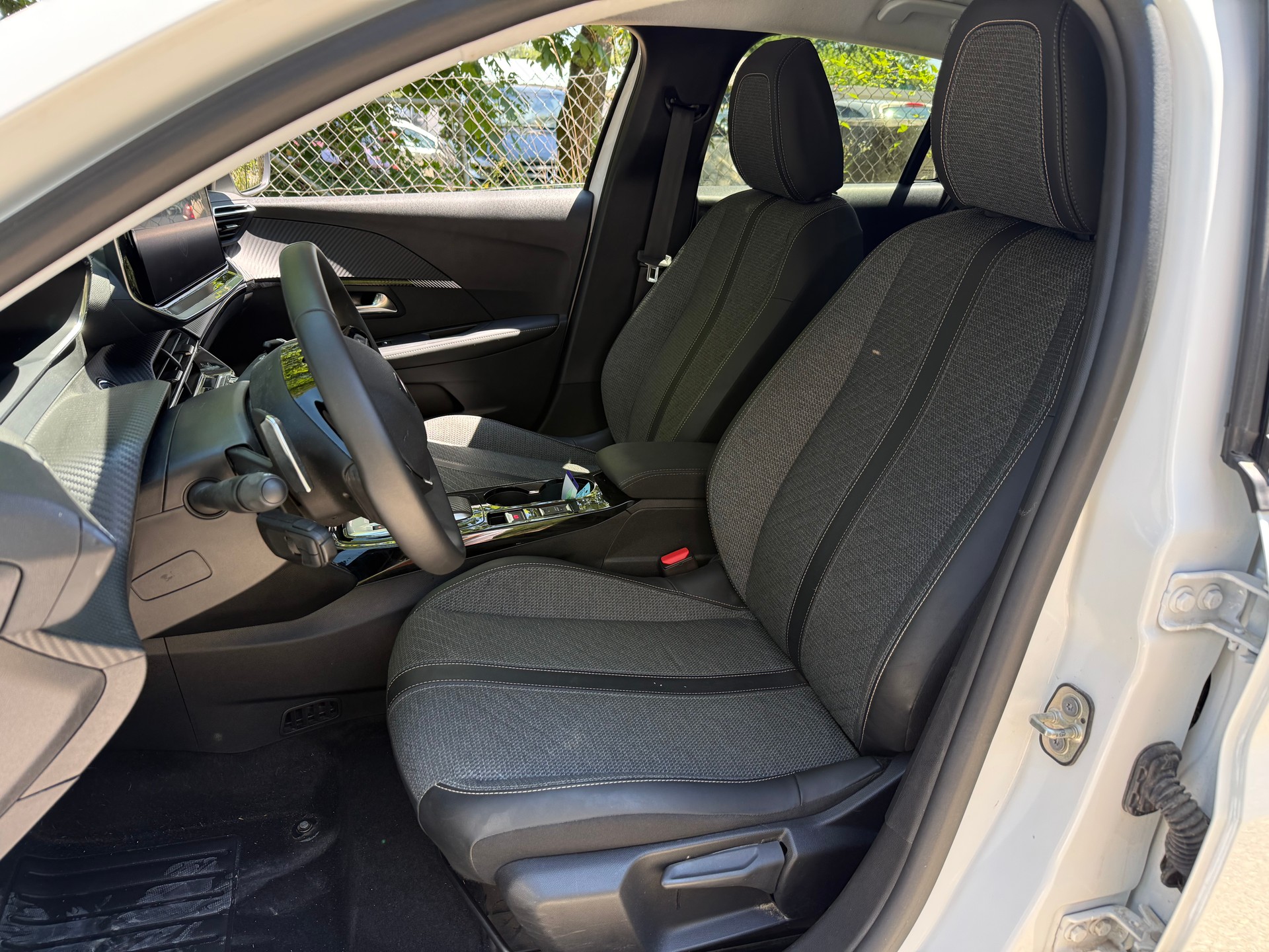 PEUGEOT 208 1.2 MHEV 110 Allure-image-10
