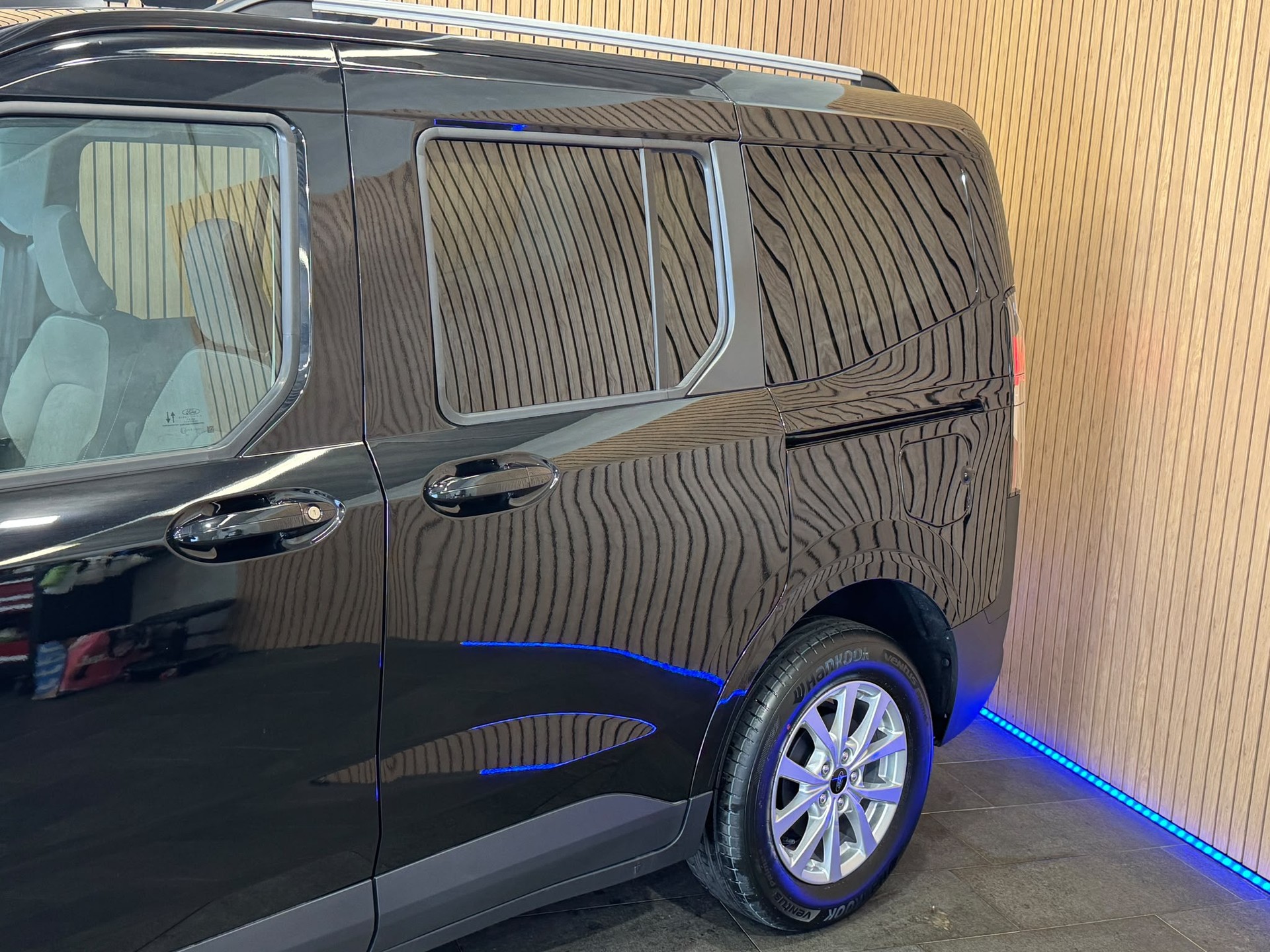 FORD Tourneo Courier 1.0 EcoBoost Titanium Automat-image-5