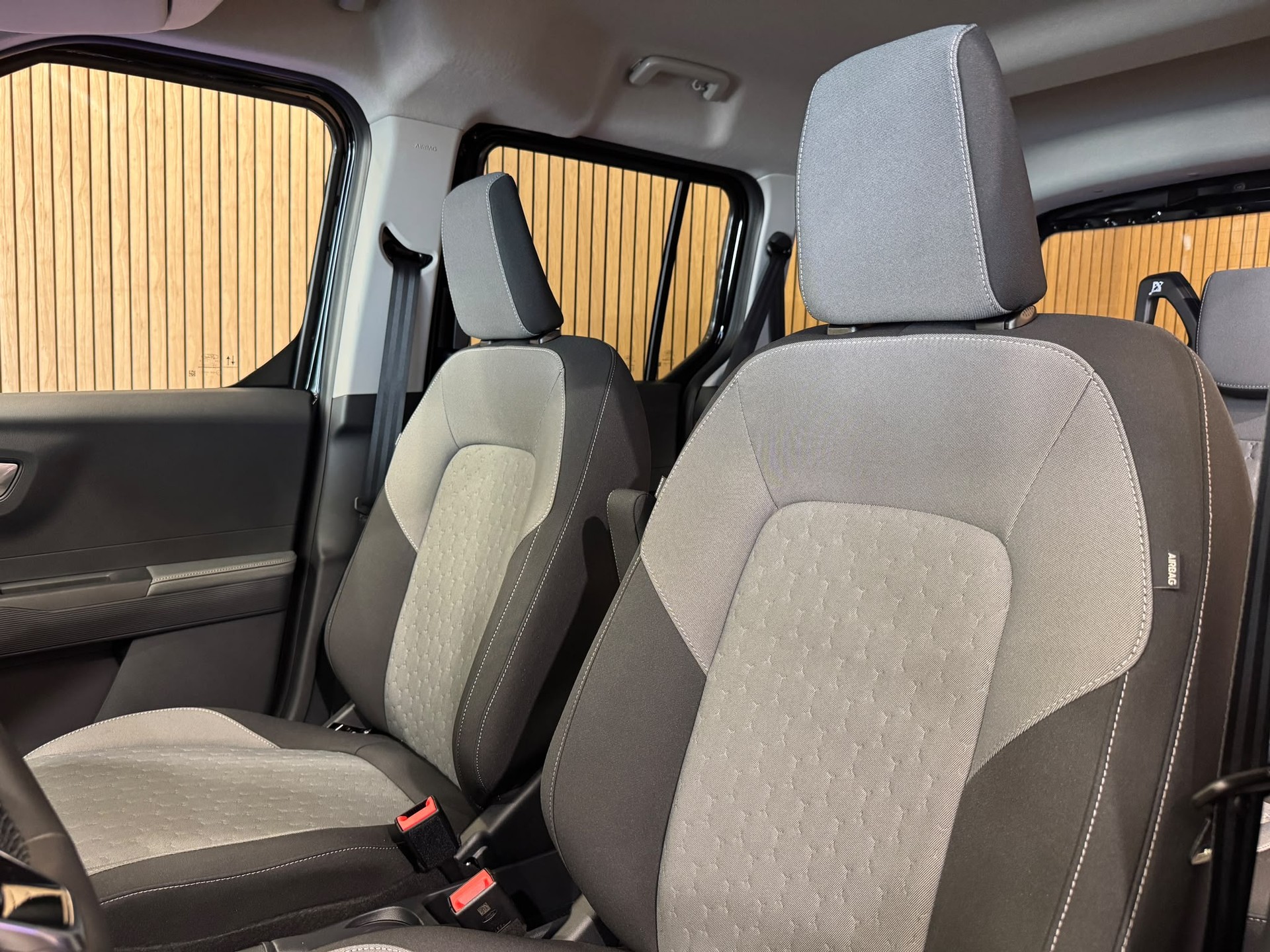 FORD Tourneo Courier 1.0 EcoBoost Titanium Automat-image-16