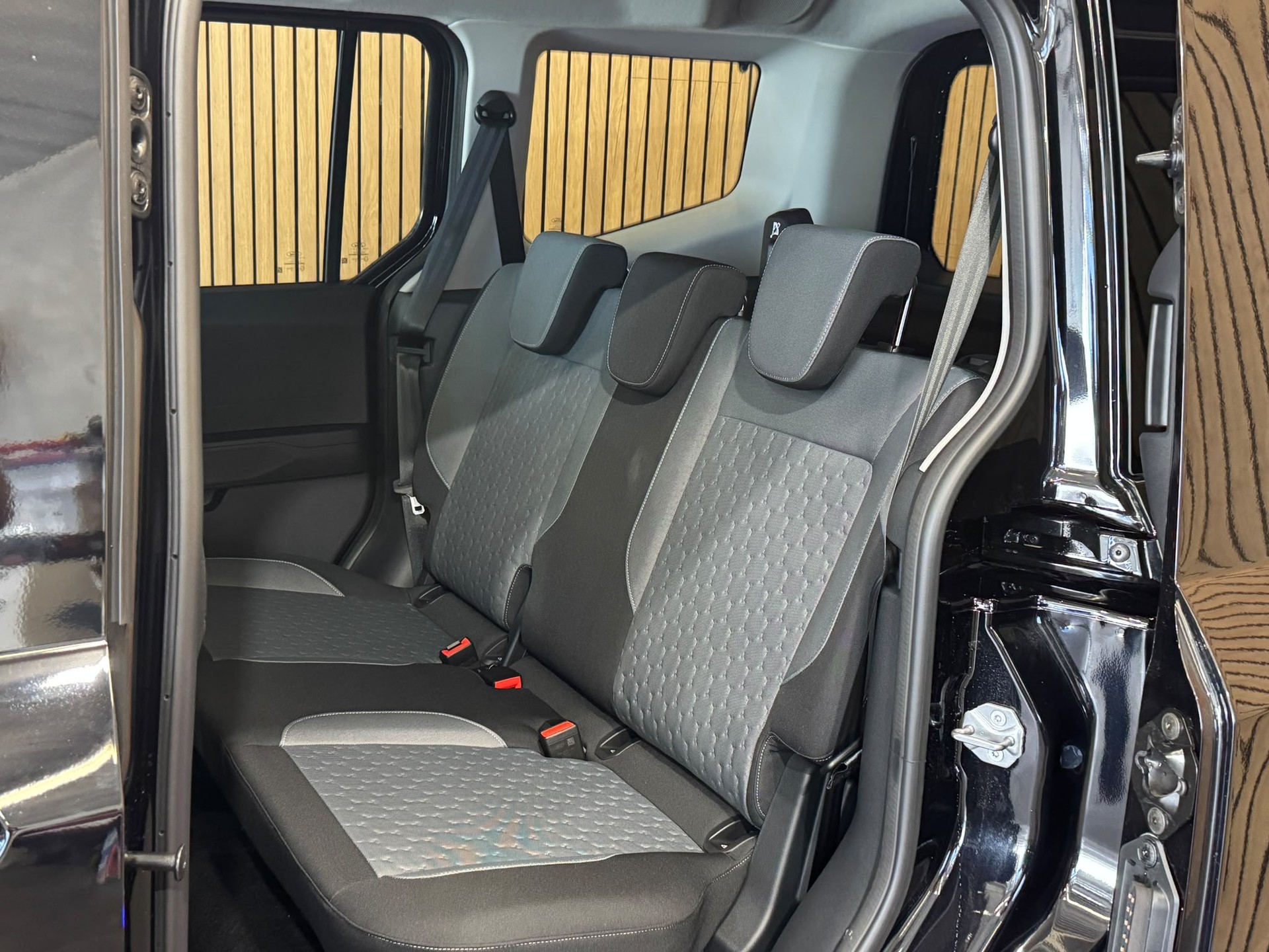 FORD Tourneo Courier 1.0 EcoBoost Titanium Automat-image-17