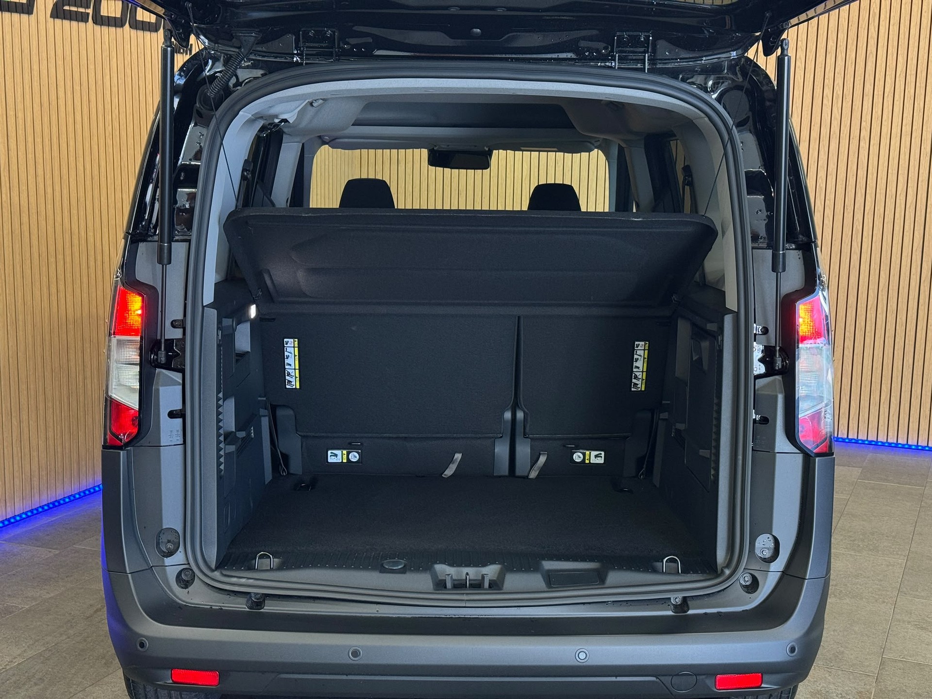 FORD Tourneo Courier 1.0 EcoBoost Titanium Automat-image-4