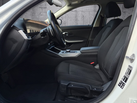 BMW 320d xDrive 48V Touring-image-5