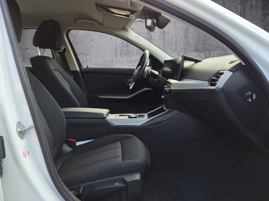 BMW 320d xDrive 48V Touring-image-6
