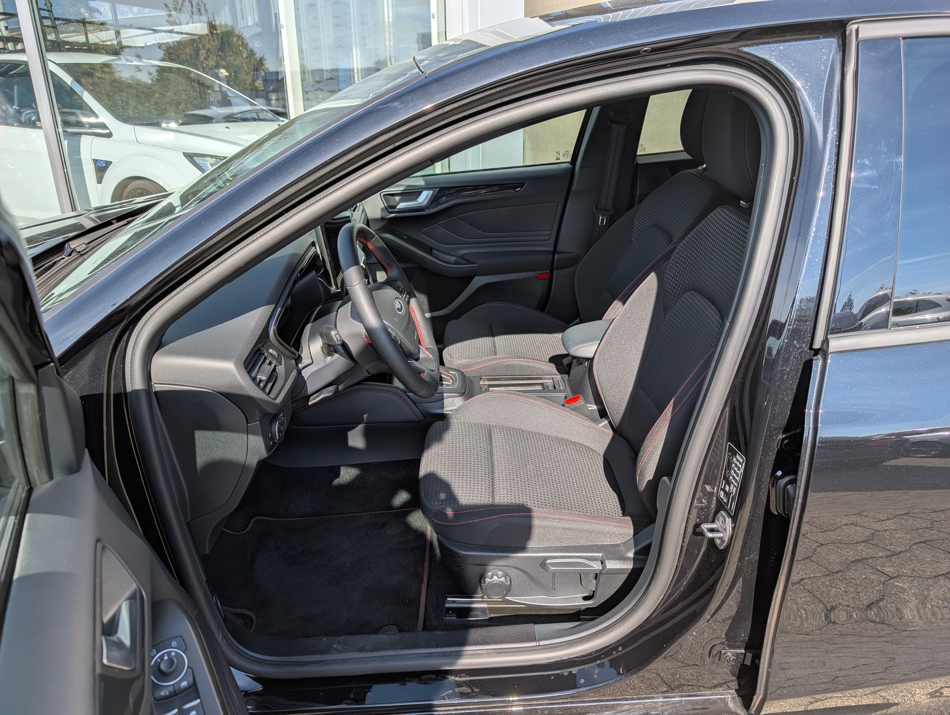 FORD Focus 1.0 MHEV ST-Line X Automat-image-2