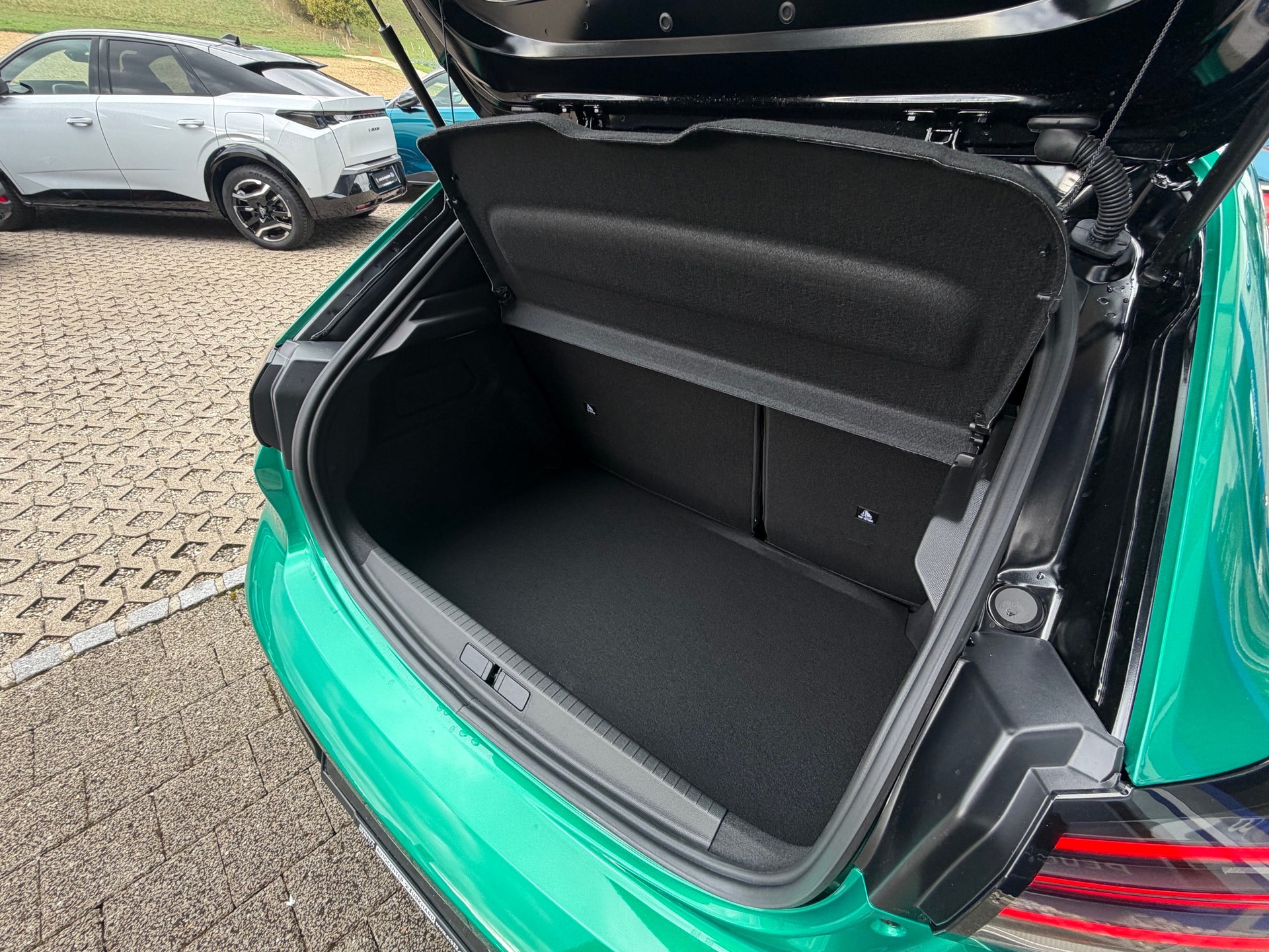 PEUGEOT 208 1.2 Hybrid Envy-image-14