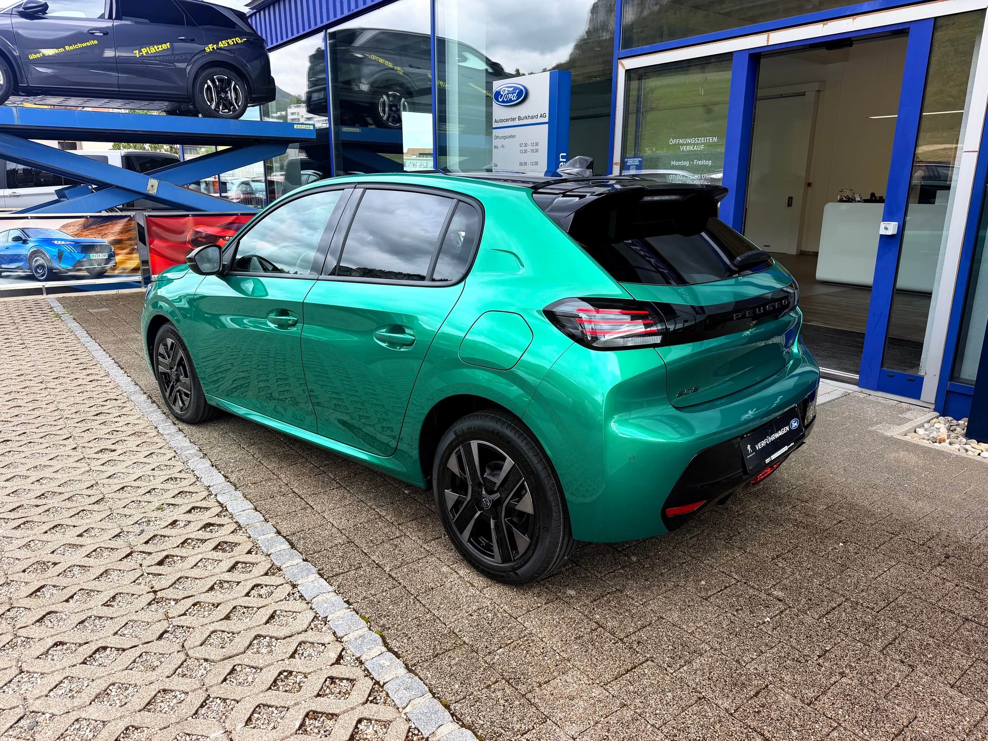 PEUGEOT 208 1.2 Hybrid Envy-showroom-element-2
