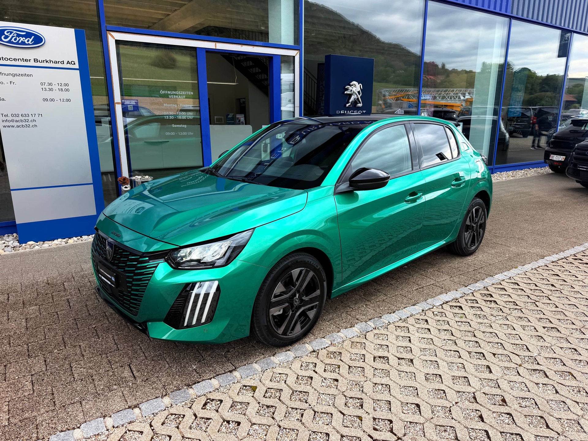 PEUGEOT 208 1.2 Hybrid Envy-showroom-element-1