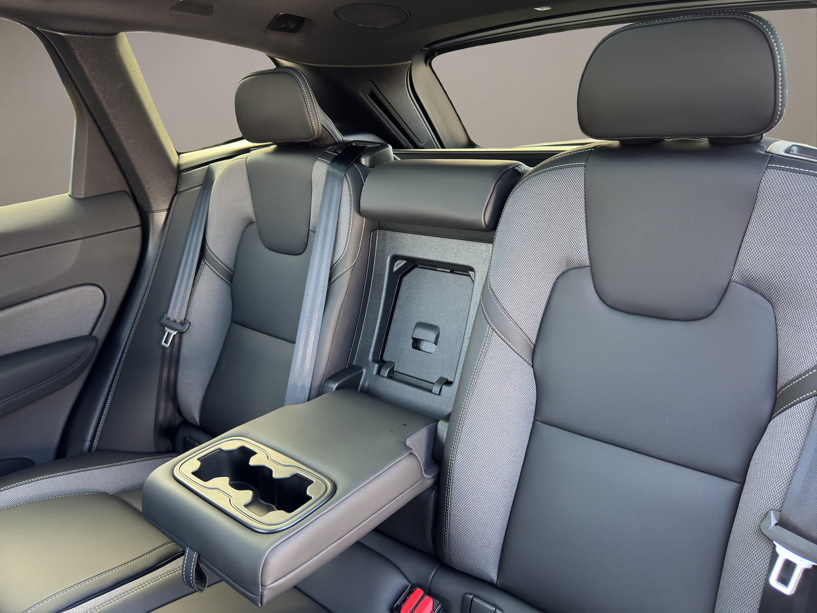 VOLVO XC60 2.0 T6 TE Black Edition eAWD-image-9