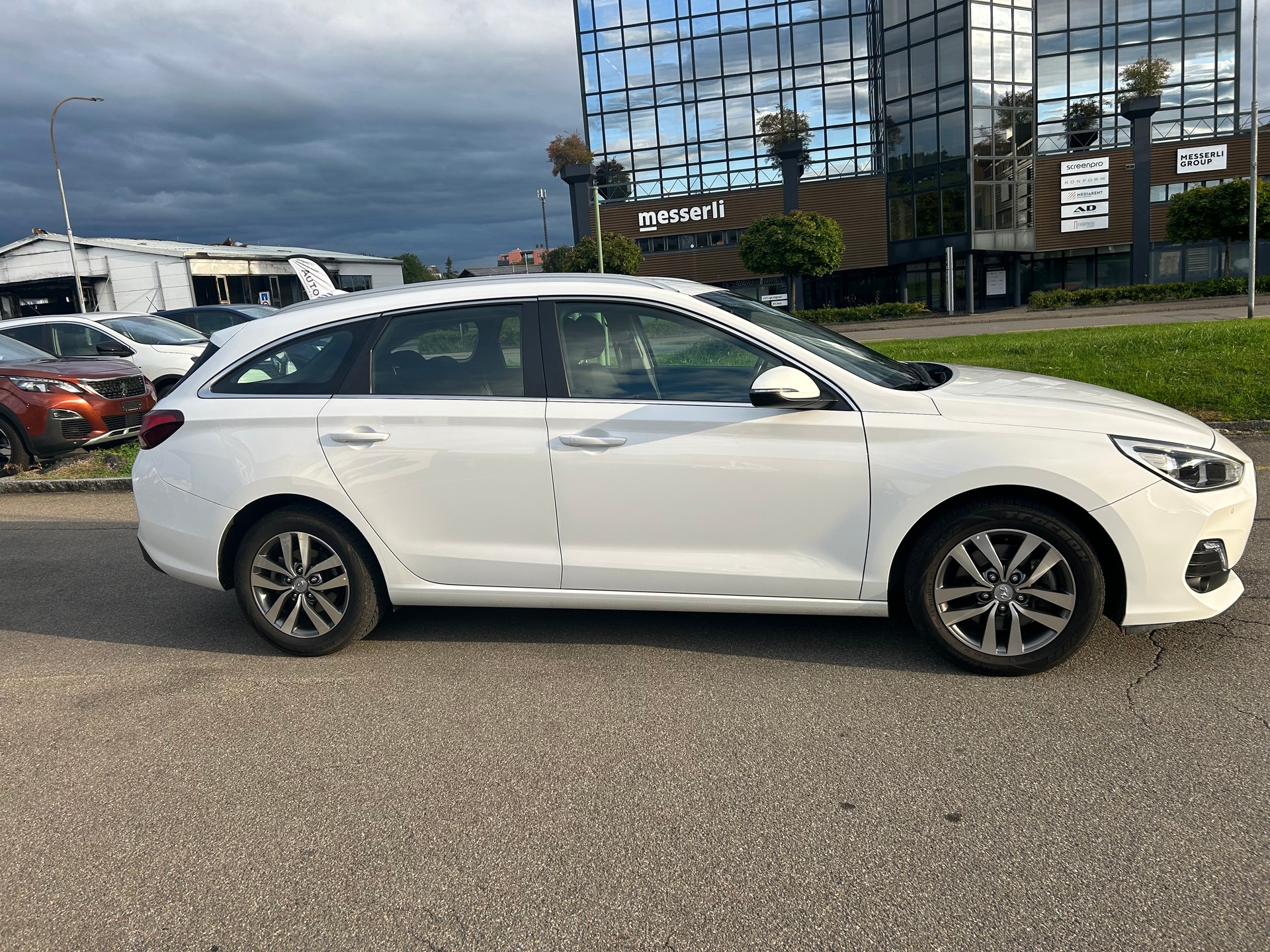 HYUNDAI i30-showroom-element-2
