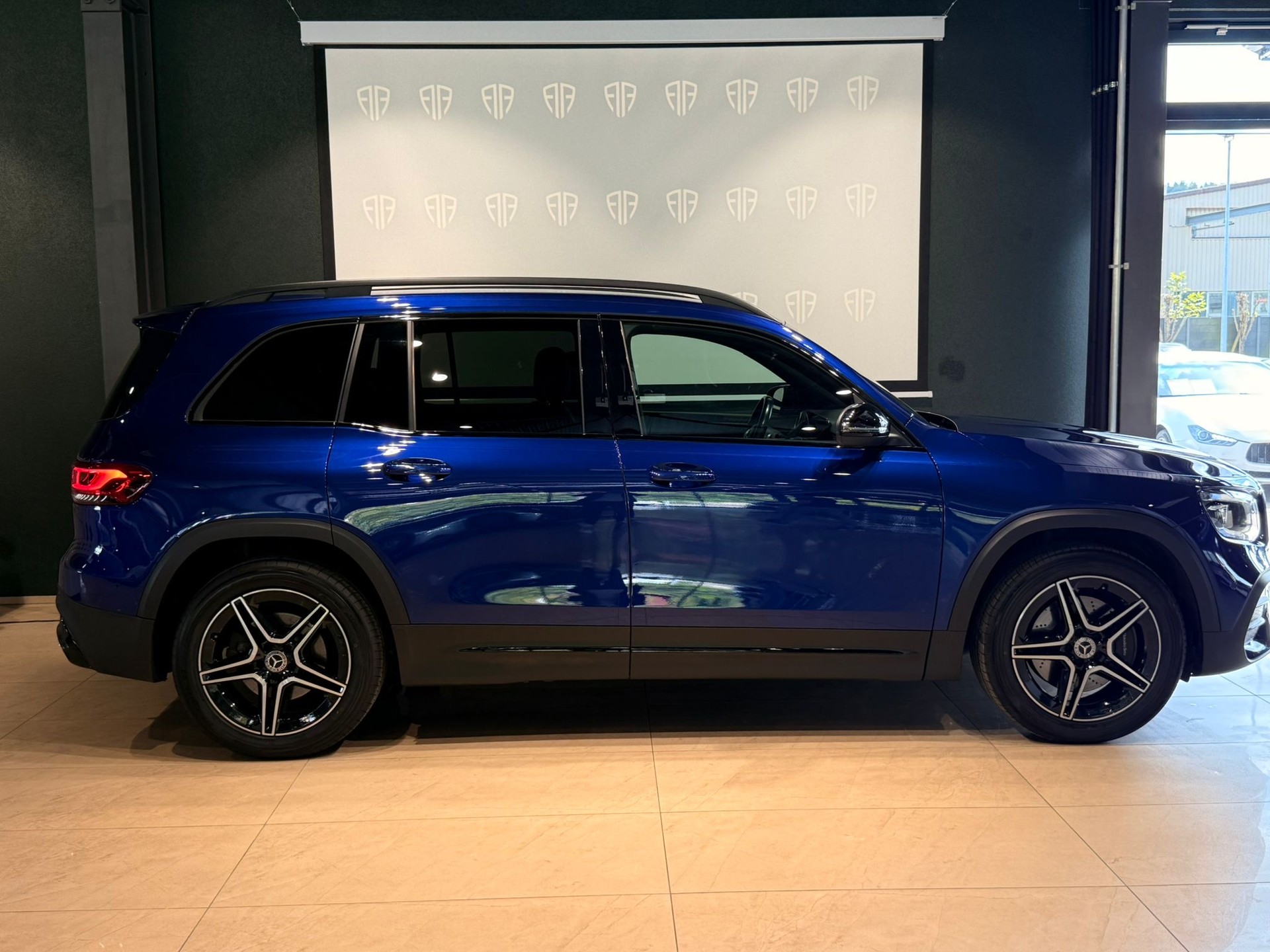 MERCEDES-BENZ GLB 220 d 4Matic AMG Line 8G-Tronic-showroom-element-3