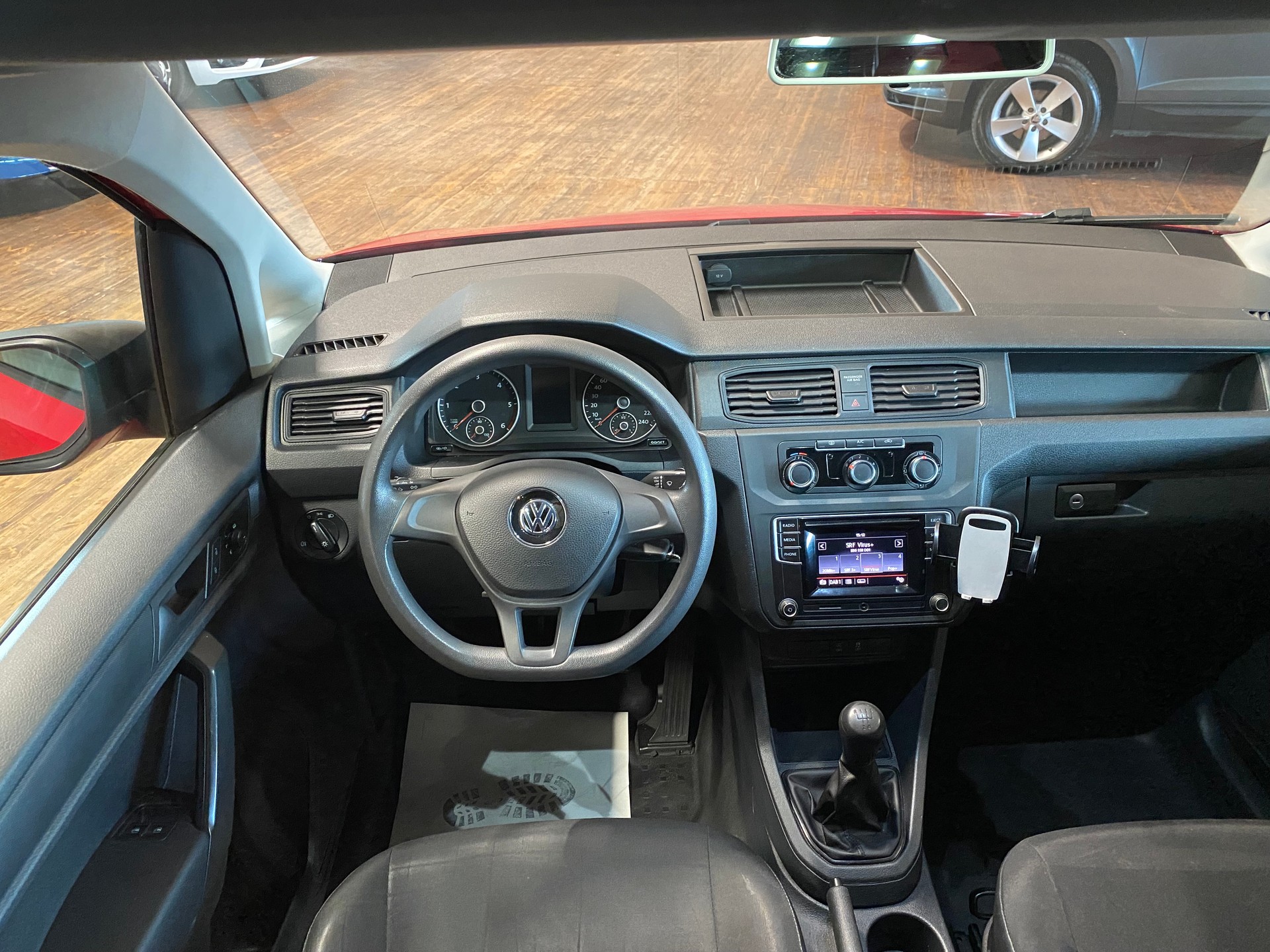 VW Caddy Maxi 2.0TDI BlueMotion Technology-image-8
