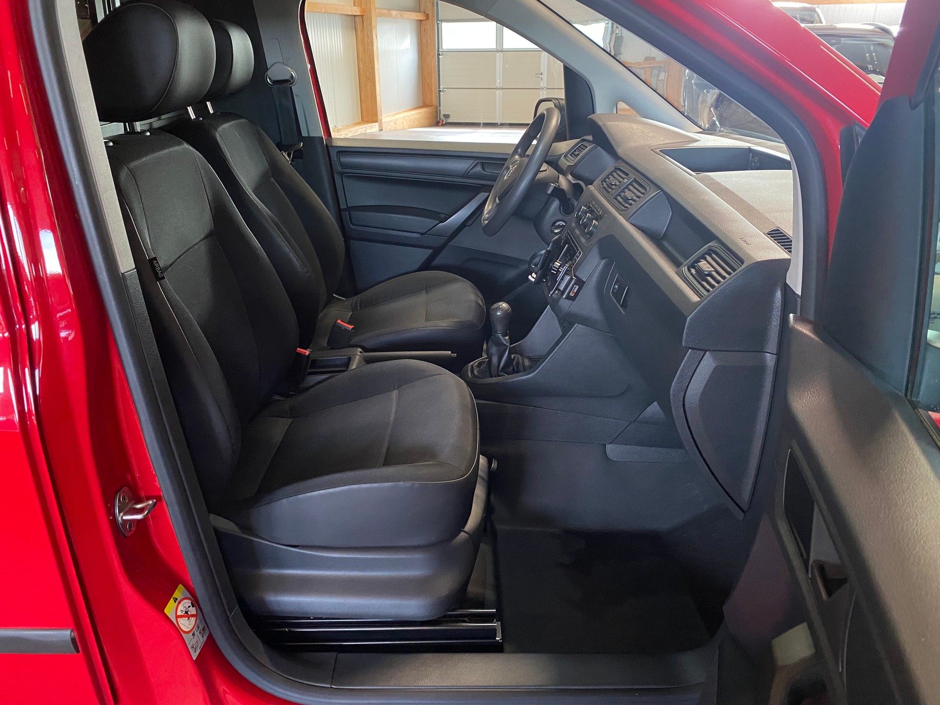 VW Caddy Maxi 2.0TDI BlueMotion Technology-image-9