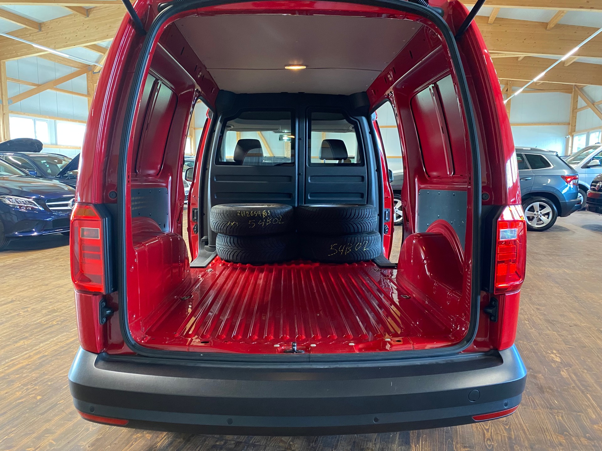 VW Caddy Maxi 2.0TDI BlueMotion Technology-image-13