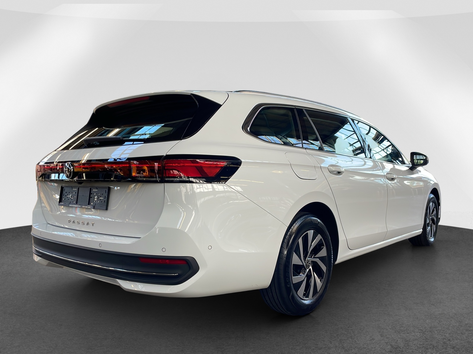 VW Passat Variant 2.0 TDI Business DSG-image-5