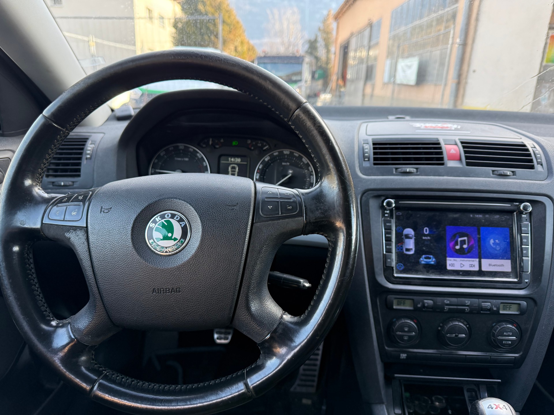 SKODA Octavia Scout 2.0 TDI 4x4-image-9