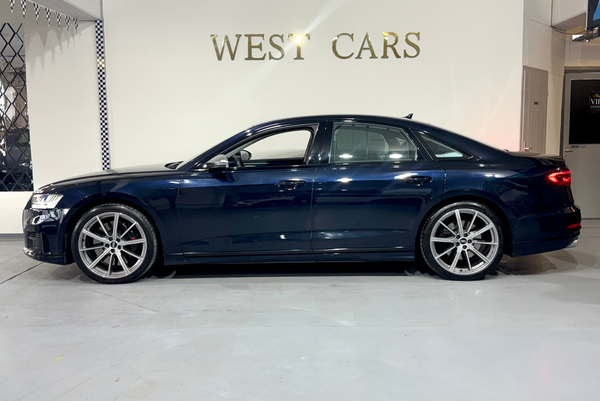 AUDI S8 TFSI quattro tiptronic-image-1