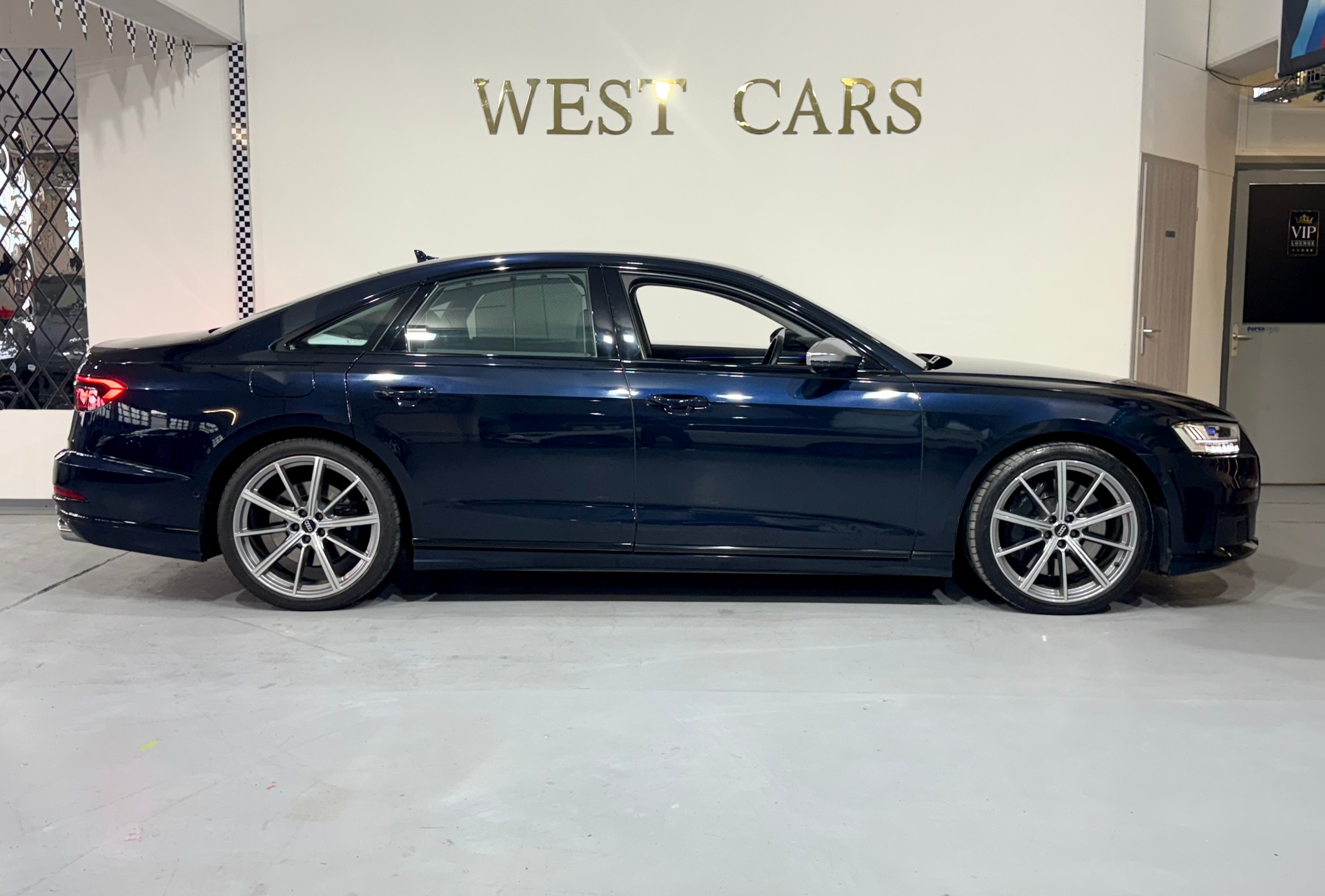 AUDI S8 TFSI quattro tiptronic-image-2