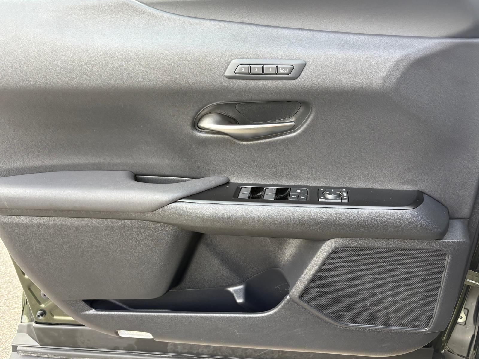 LEXUS UX 250h Comfort AWD Automatic-image-13