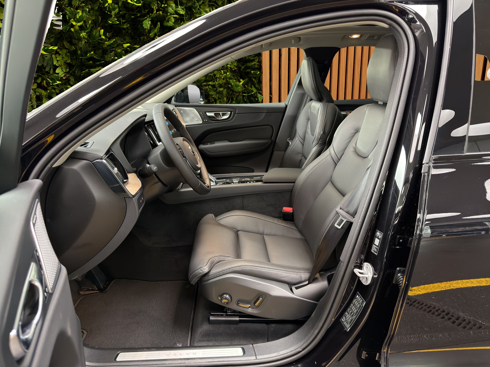 VOLVO XC60 2.0 T8 TE Ultra Dark eAWD-image-9