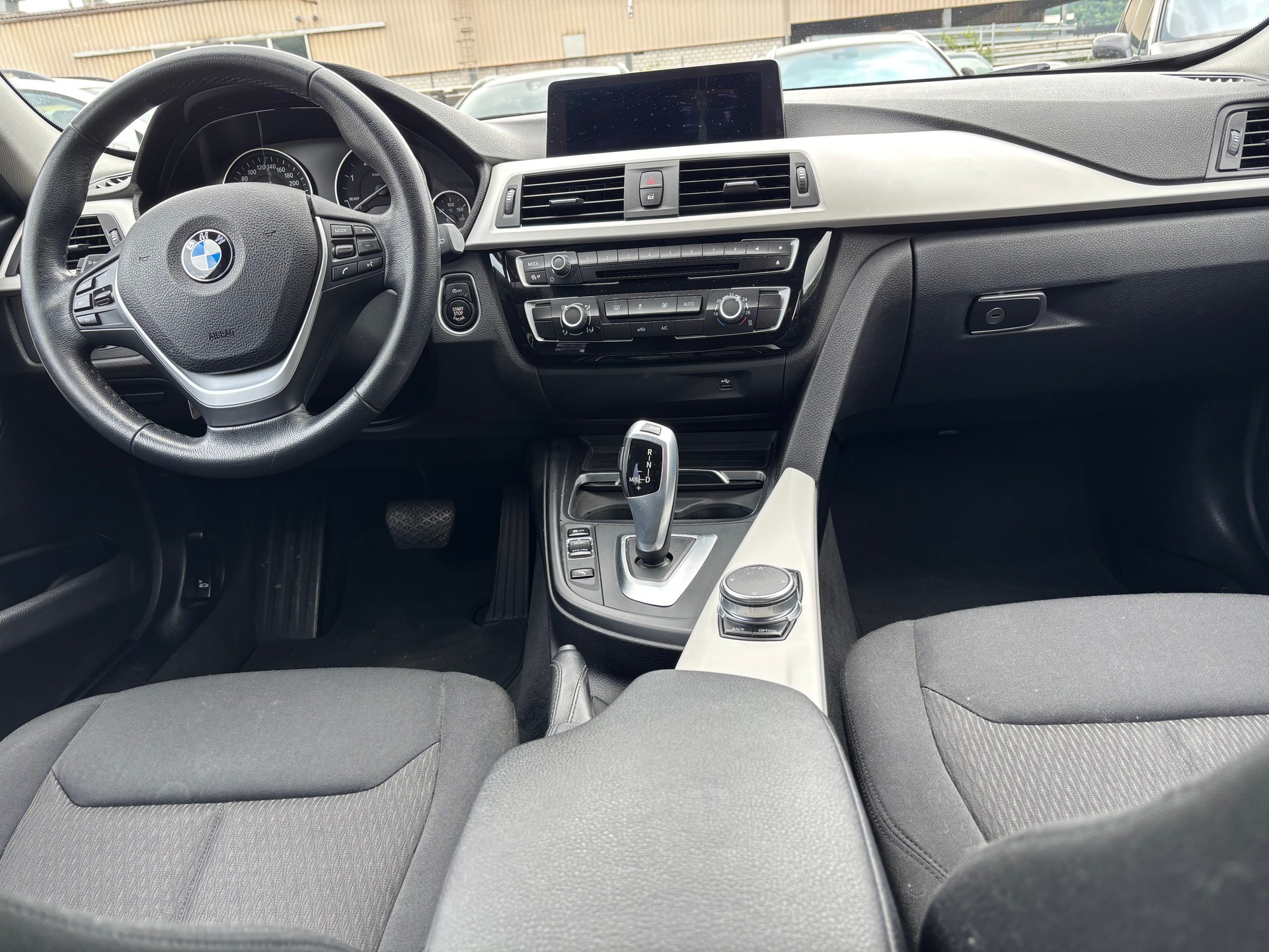 BMW 320d xDrive Touring Swiss Advantage Sport Stept-image-9