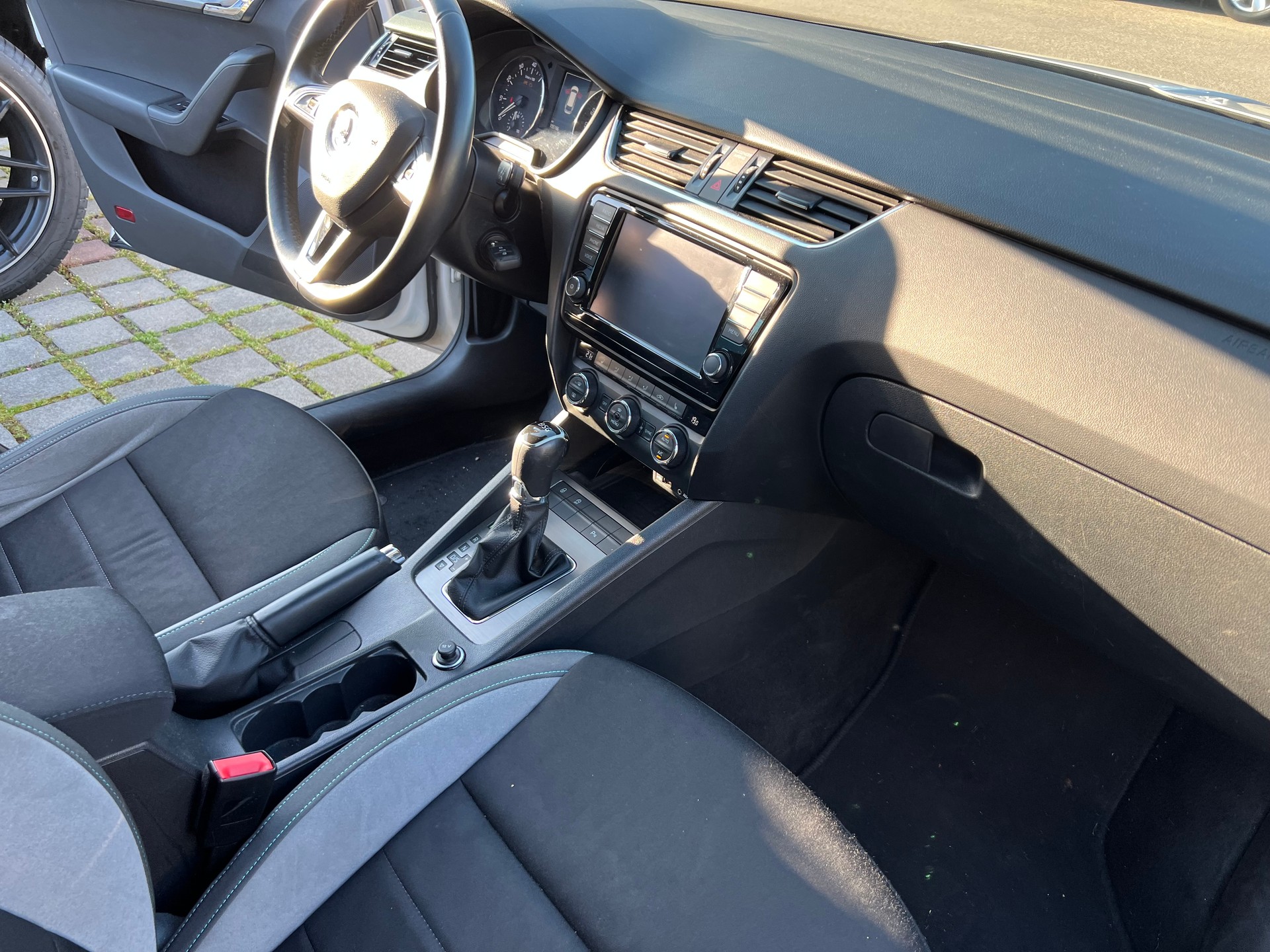 SKODA Octavia Combi 1.4 TSI Ambition DSG-image-8