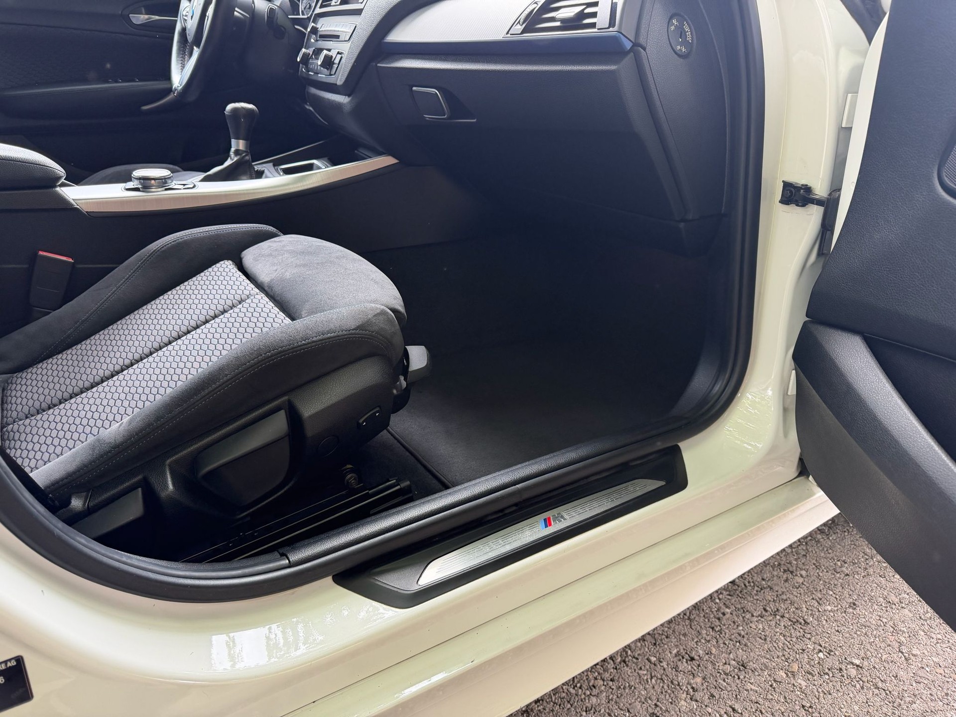BMW 120d xDrive-showroom-element-3
