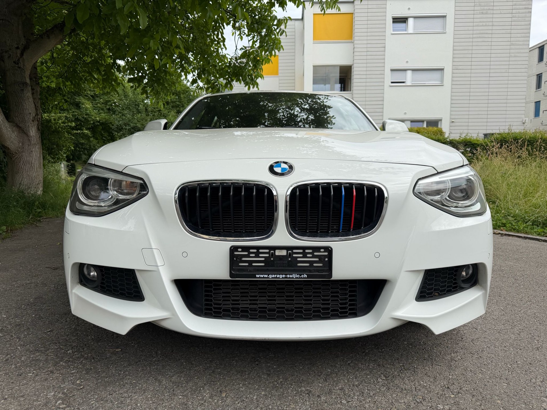 BMW 120d xDrive-showroom-element-1