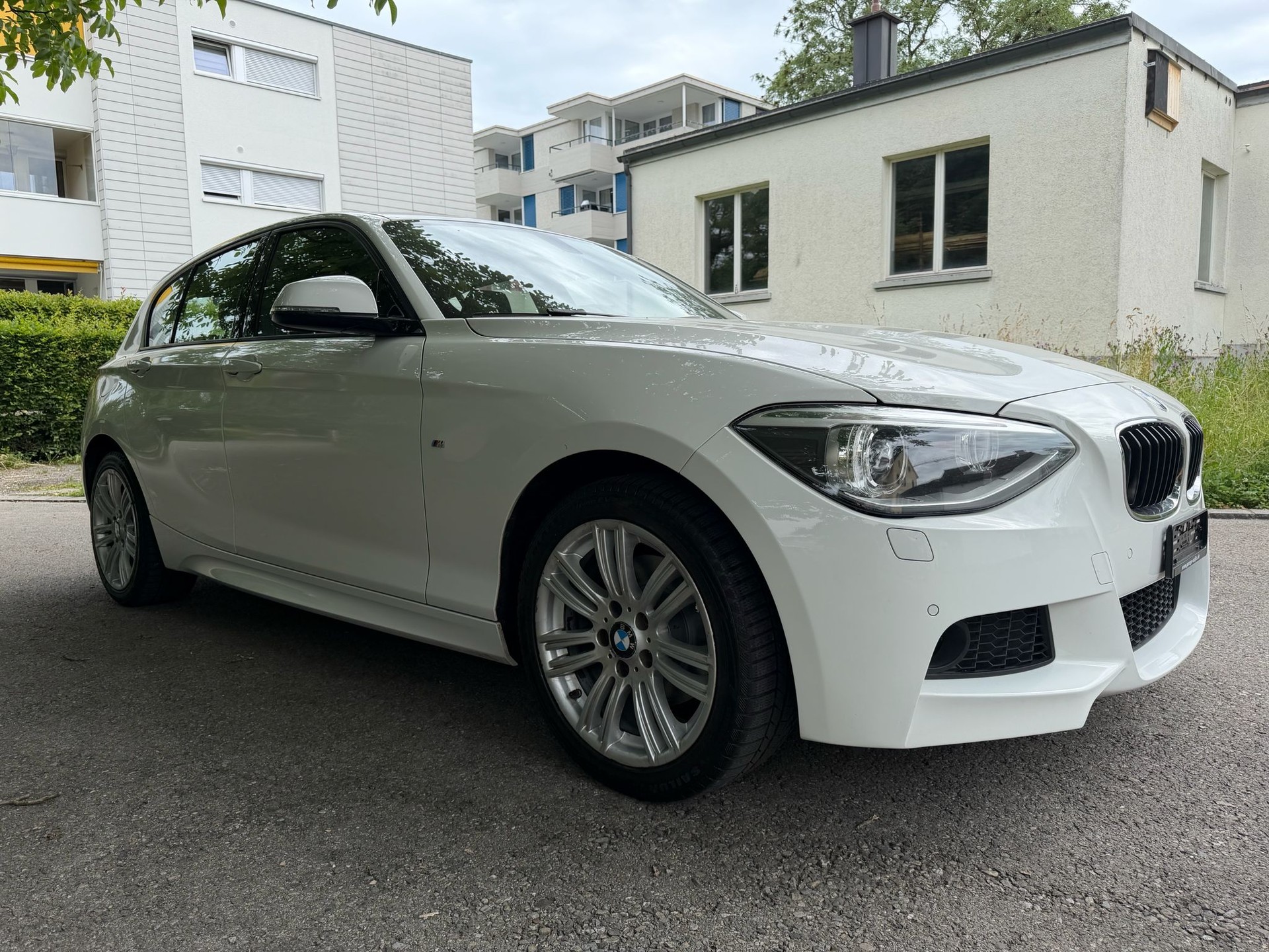 BMW 120d xDrive-showroom-element-2