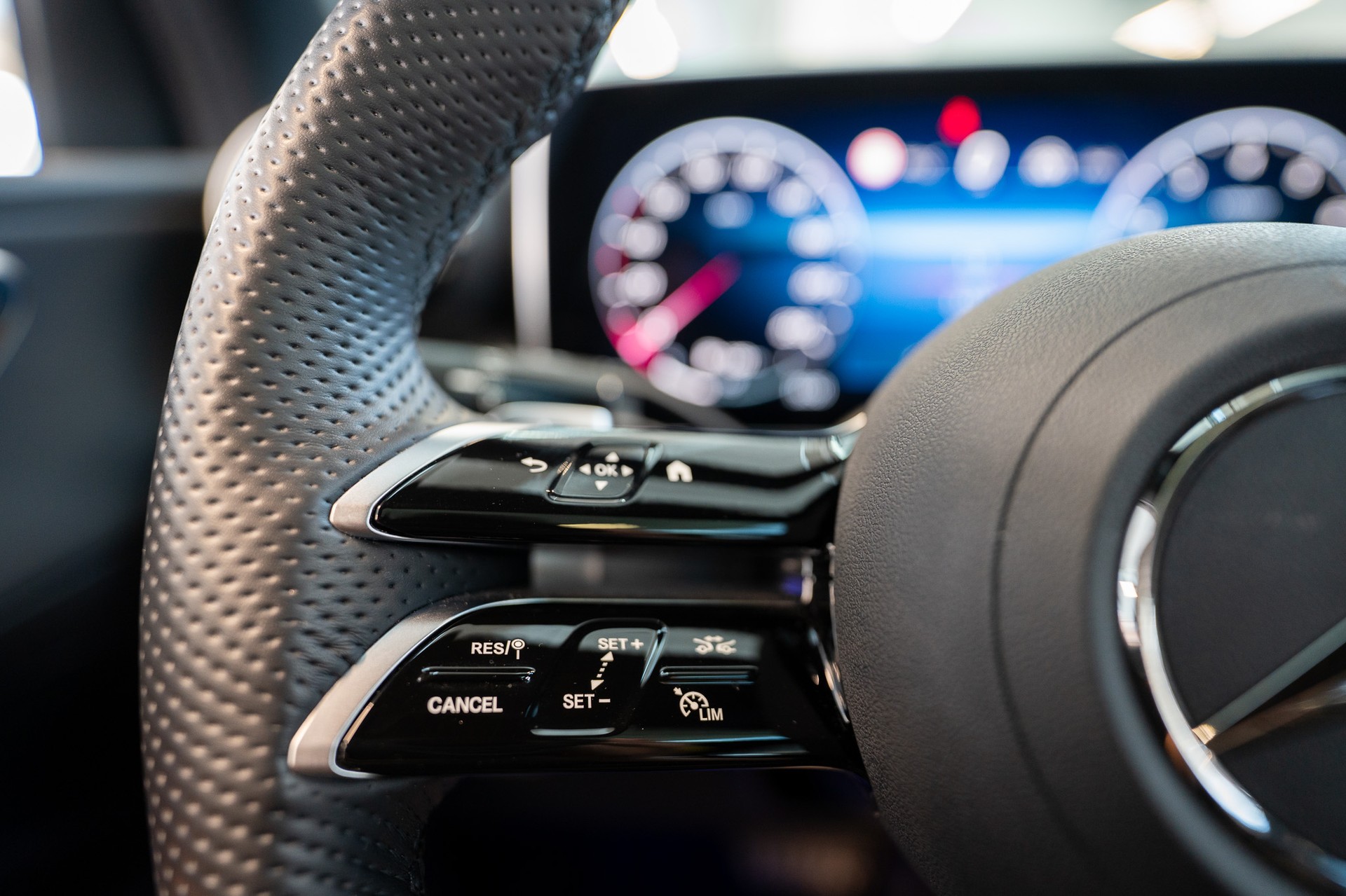 MERCEDES-BENZ GLC 300 AMG Line 4matic Coupé / Panorama / 360°Kamera / Anhängerkupplung-image-18