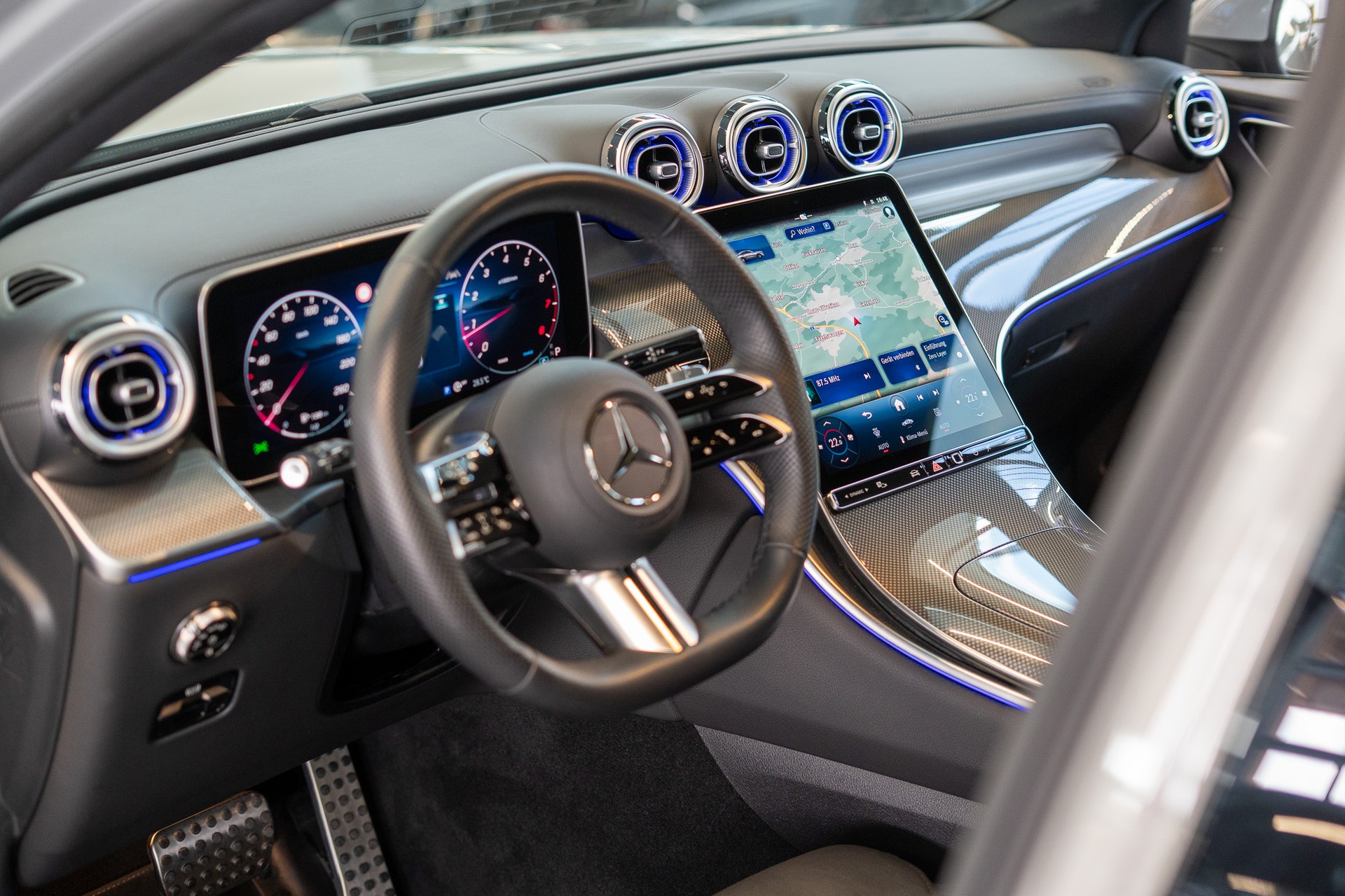 MERCEDES-BENZ GLC 300 AMG Line 4matic Coupé / Panorama / 360°Kamera / Anhängerkupplung-image-9