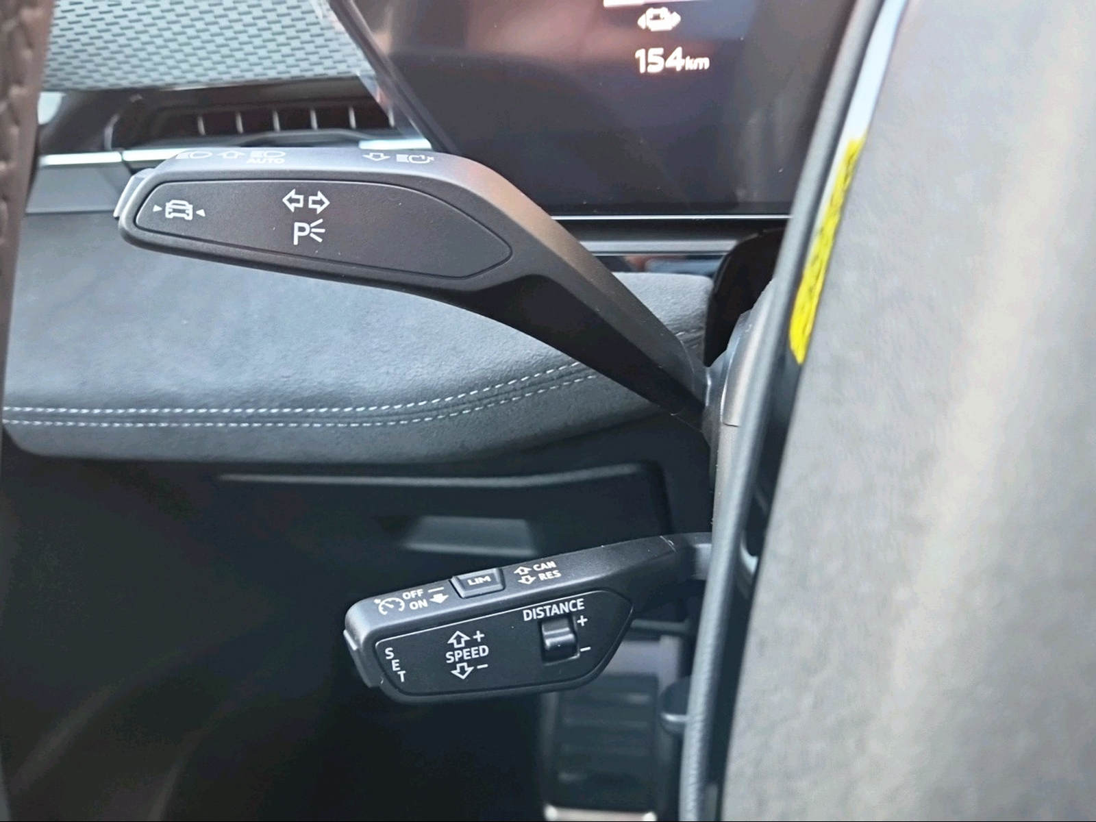 AUDI A6 Avant e-tron quattro Mythosschwarz Metalic-image-16