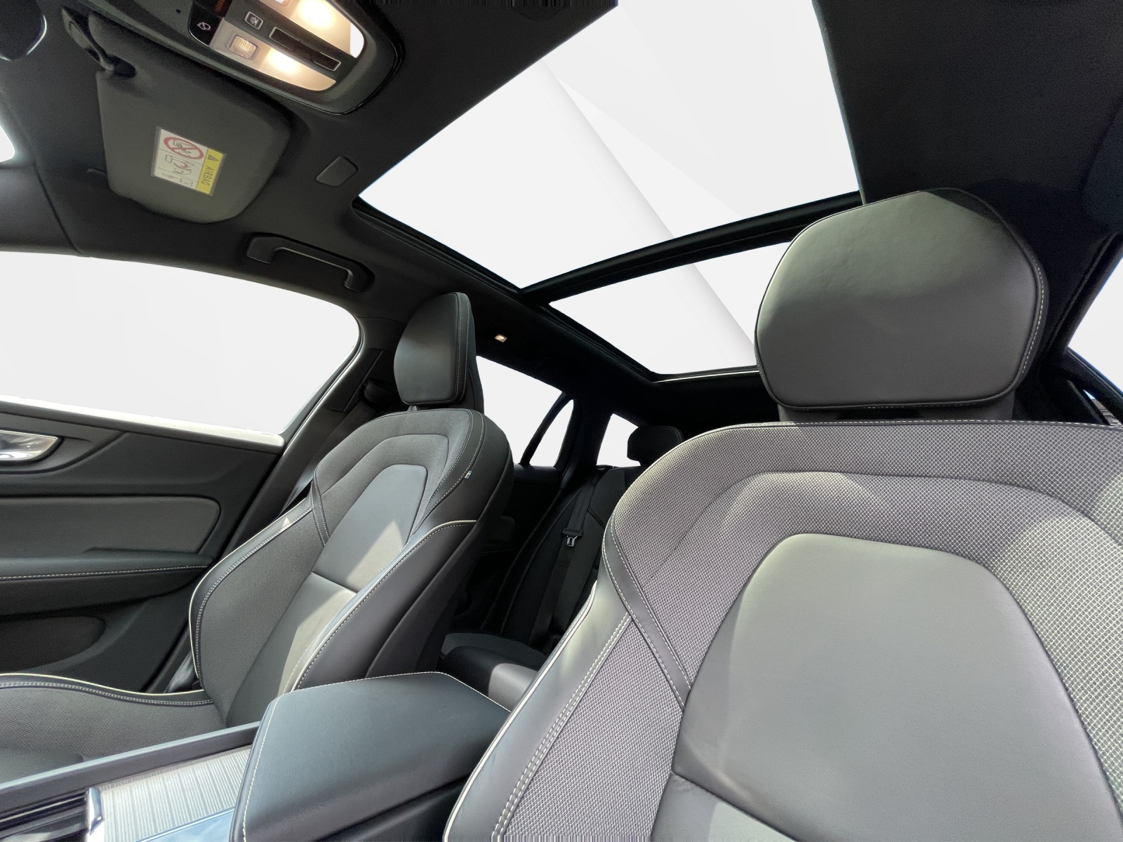 VOLVO V60 2.0 B5 Ultimate Dark AWD-image-17