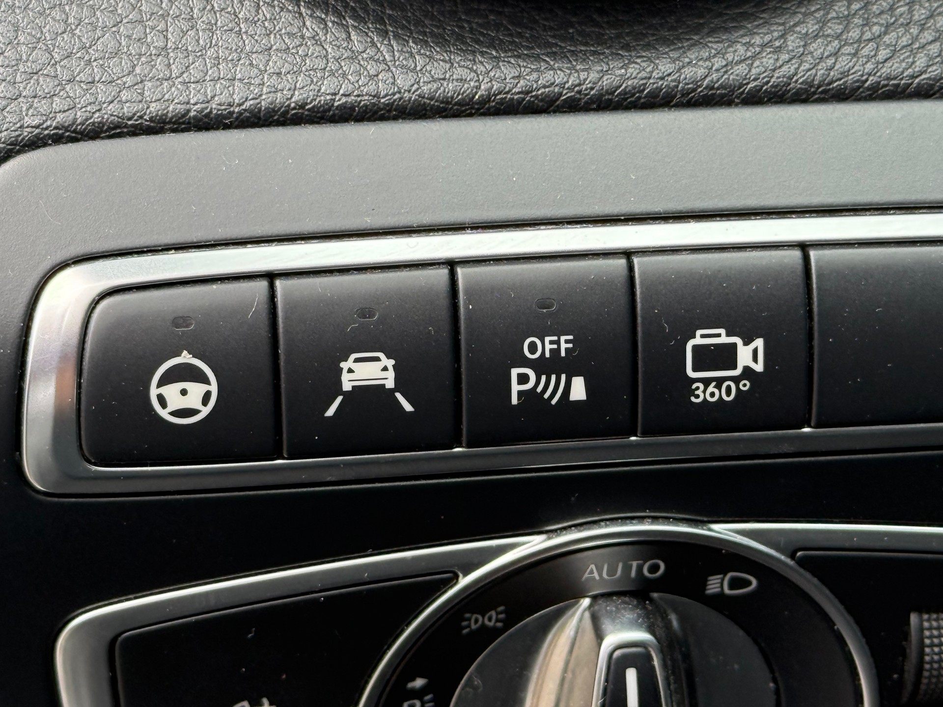 MERCEDES-BENZ C 200 AMG Line 4Matic 9G-Tronic-image-12