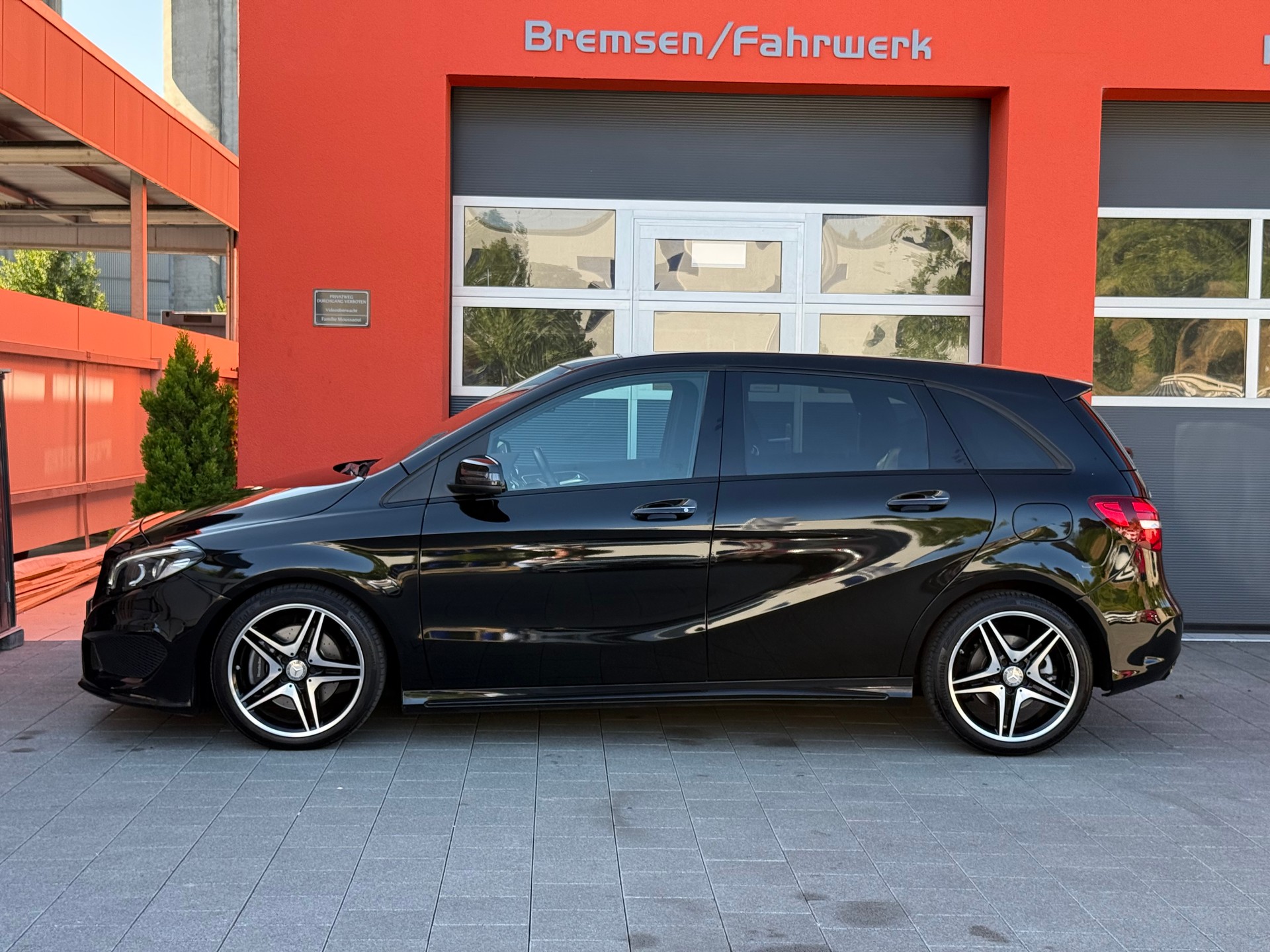 MERCEDES-BENZ B 250 AMG Line 4Matic 7G-DCT-showroom-element-1