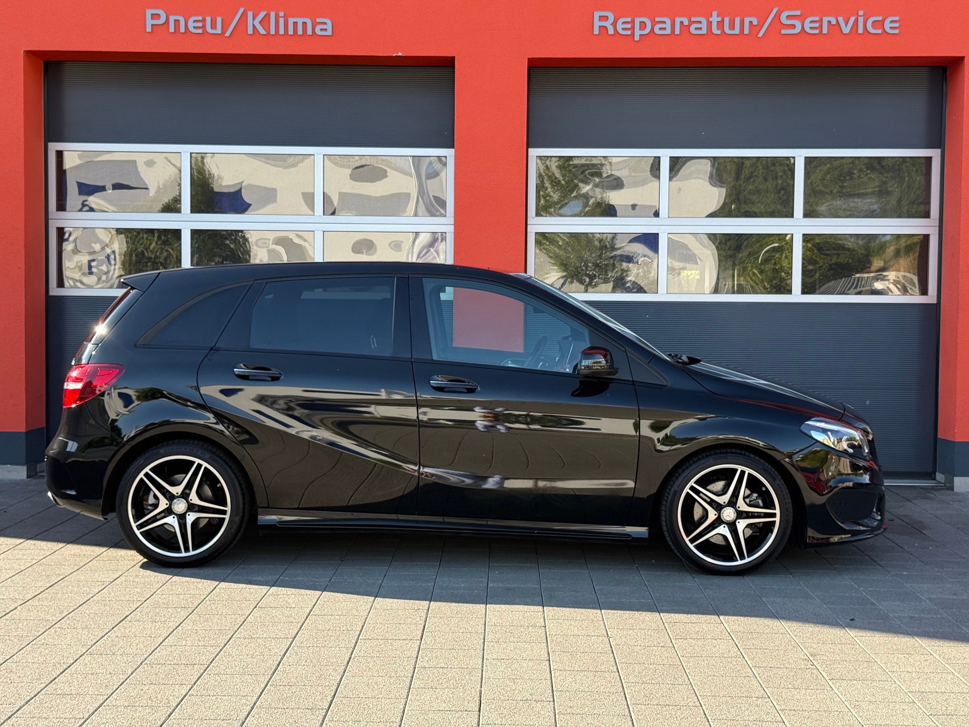 MERCEDES-BENZ B 250 AMG Line 4Matic 7G-DCT-showroom-element-3