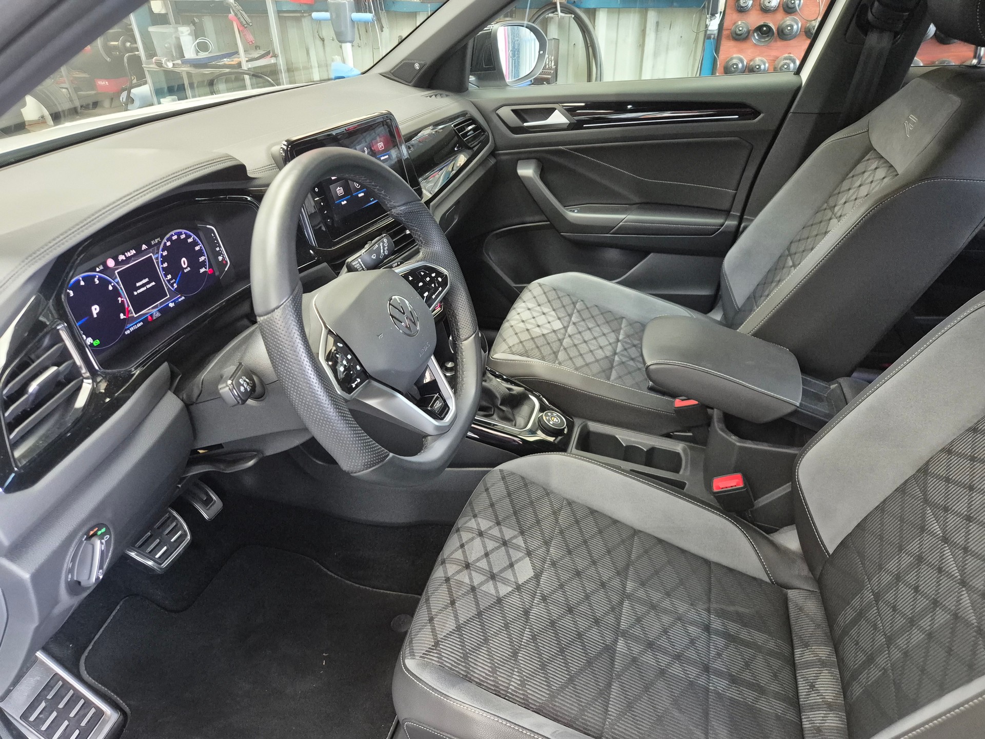 VW T-Roc 2.0 TSI R-Line DSG 4Motion-image-9