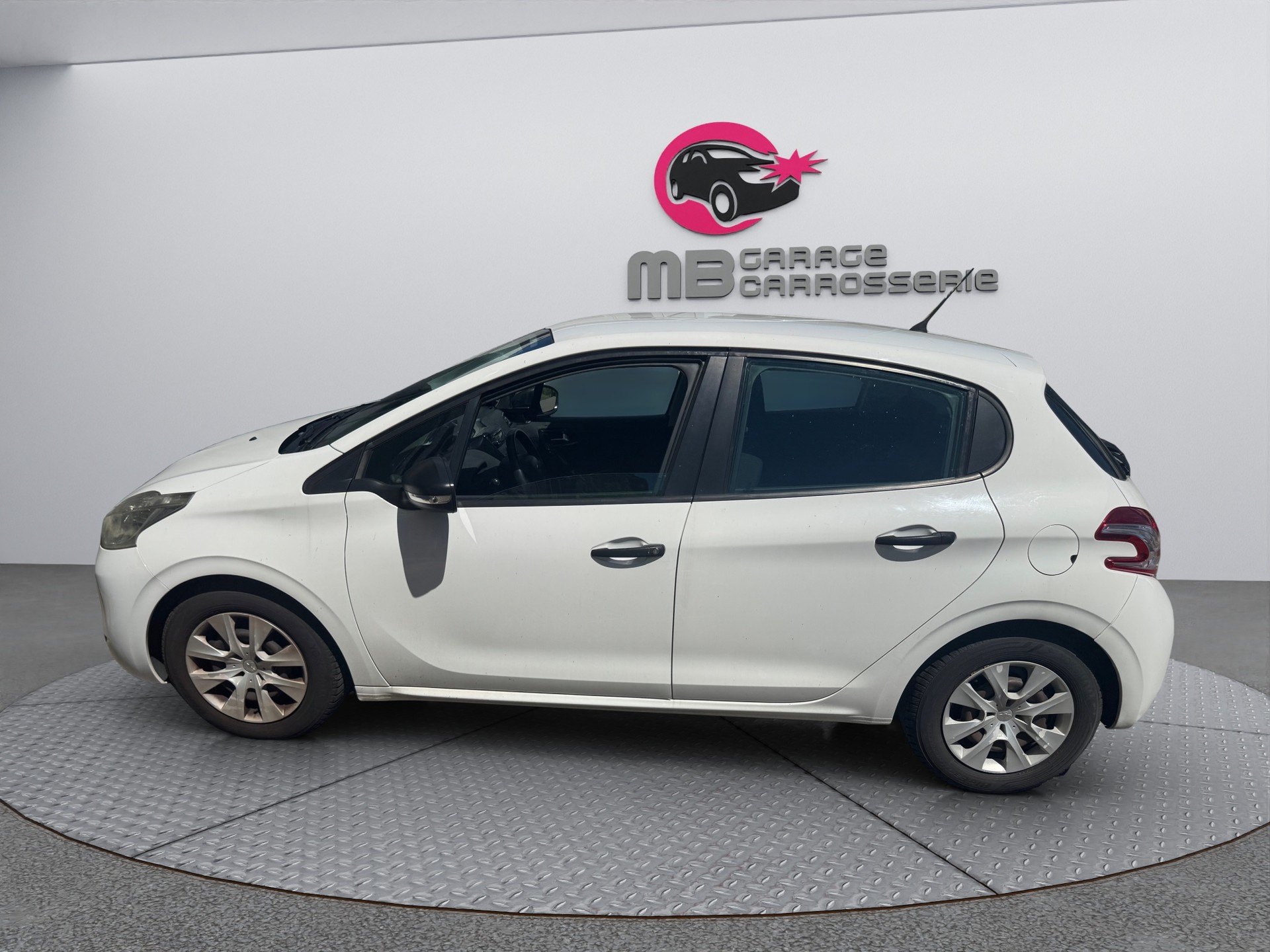 PEUGEOT 208 1.4 e-HDi Active EGS5-showroom-element-2